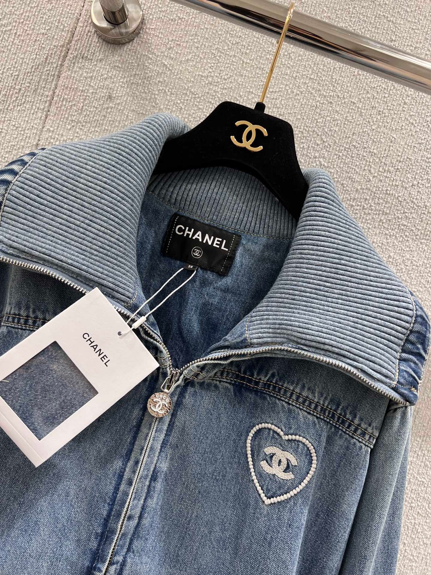 Denim à revers brodé en forme de cœur, série Beach