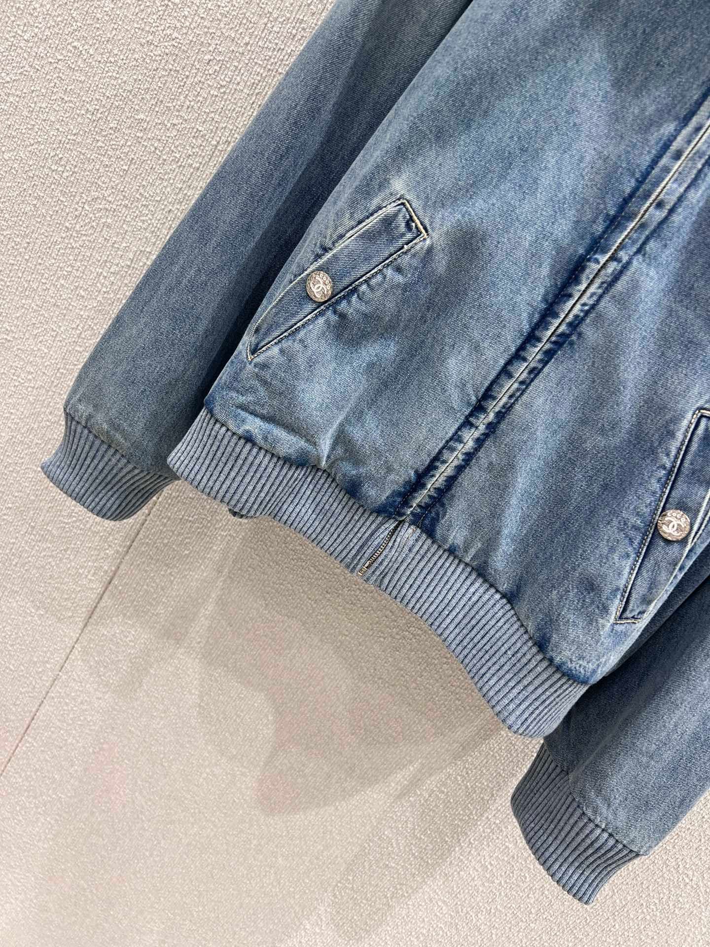 Denim à revers brodé en forme de cœur, série Beach