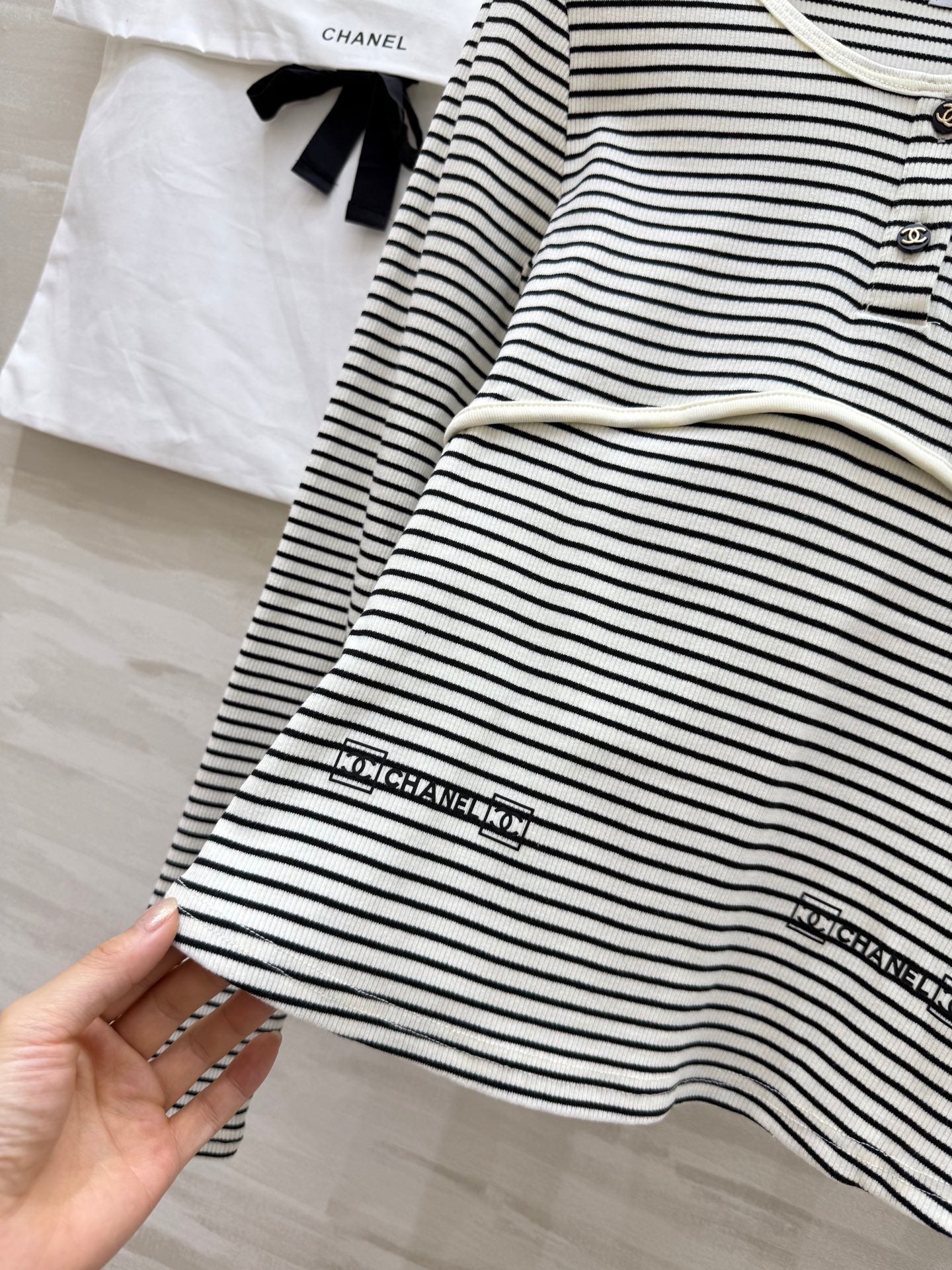 Gestreifter Baumwollanzug