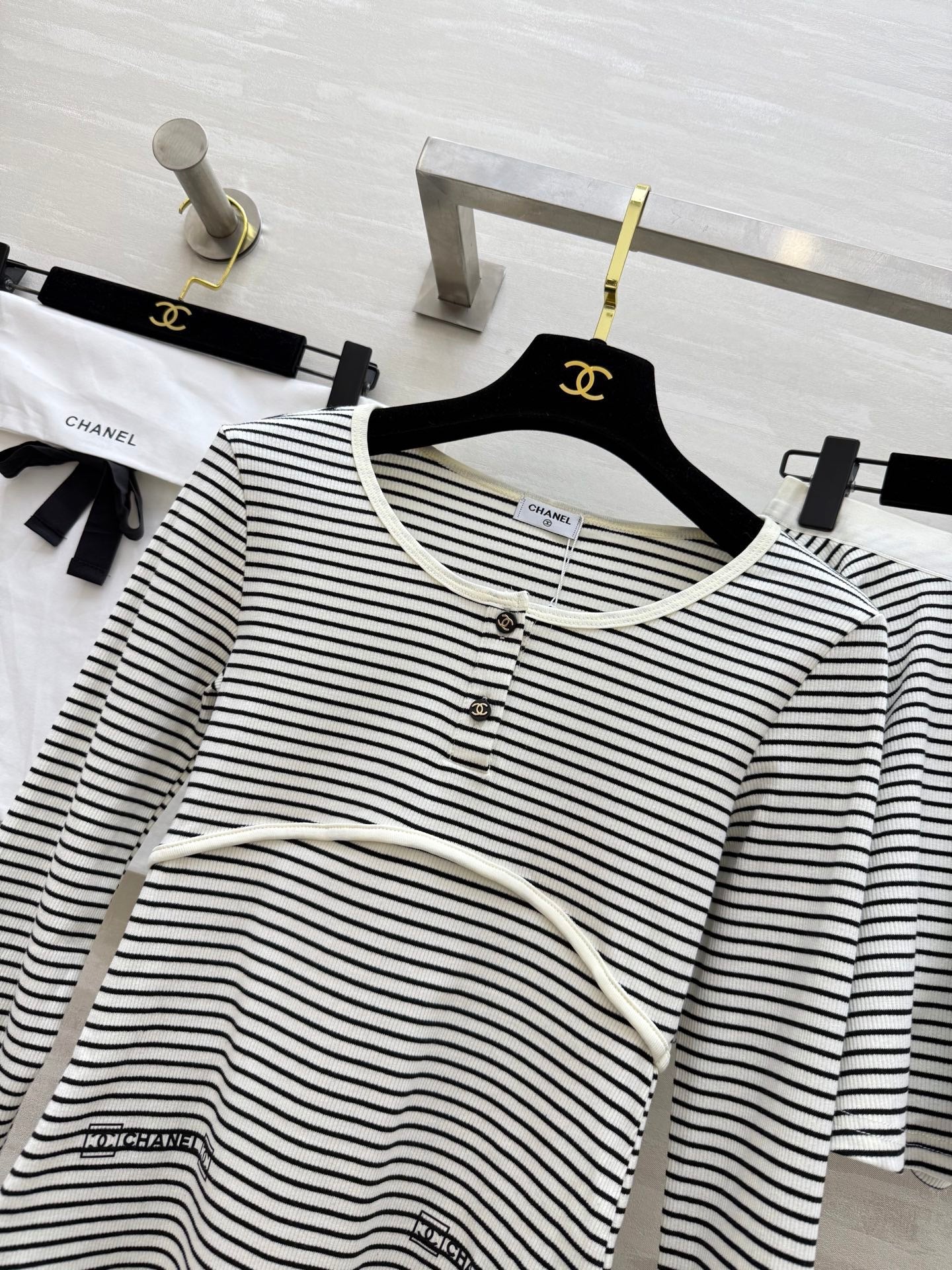 Gestreifter Baumwollanzug