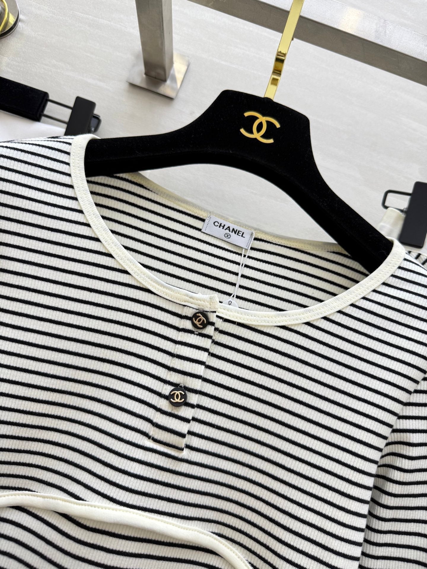 Gestreifter Baumwollanzug