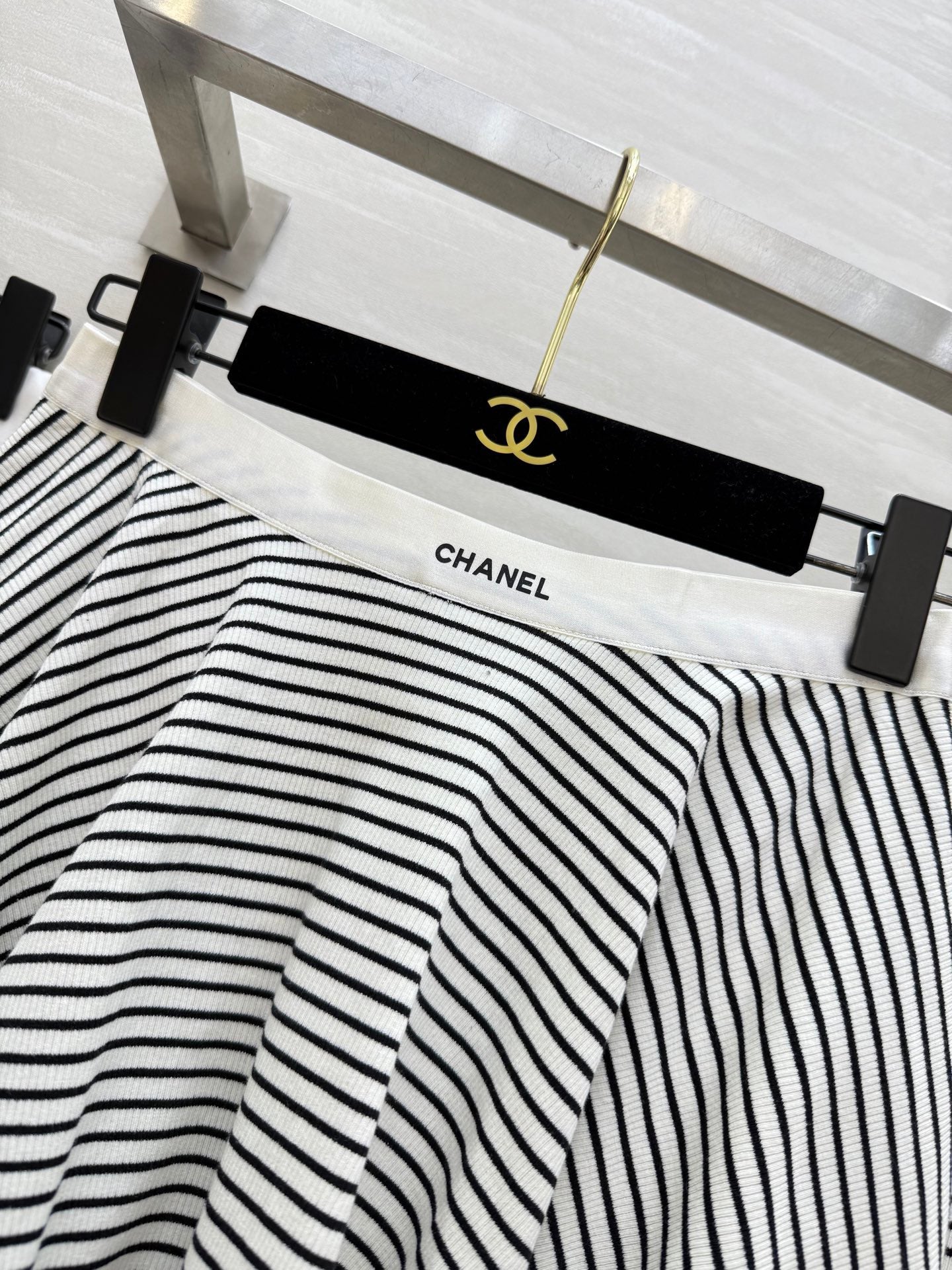 Gestreifter Baumwollanzug