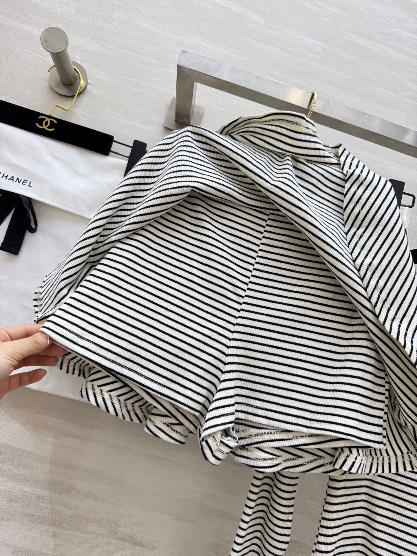 Gestreifter Baumwollanzug