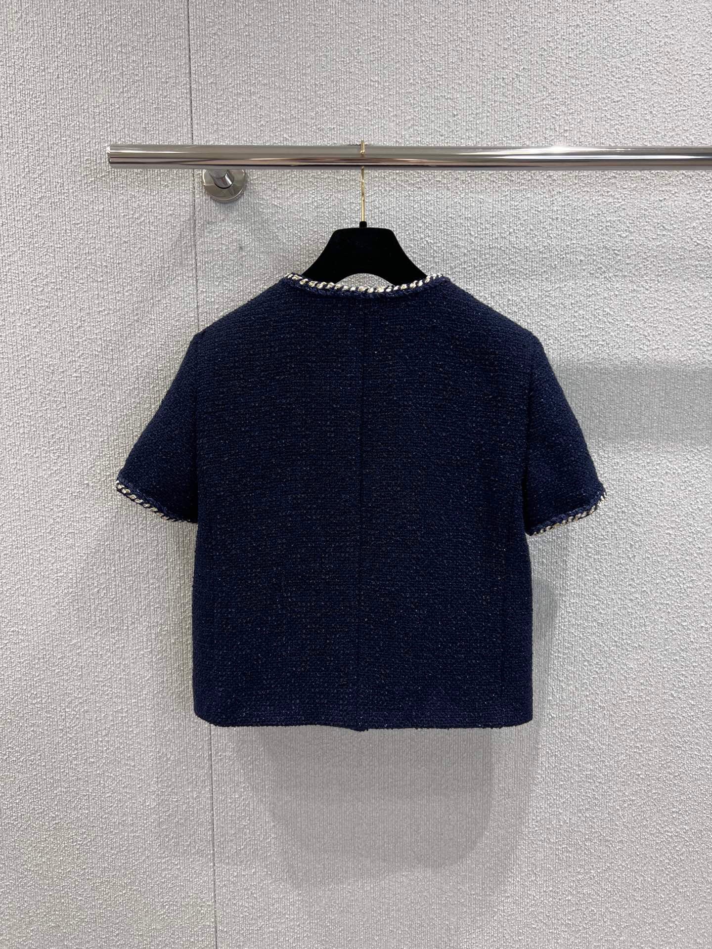 Veste bouclée à manches courtes et ourlet à bande