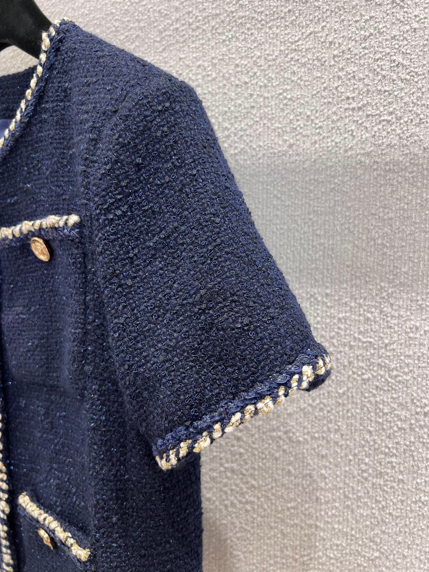 Veste bouclée à manches courtes et ourlet à bande