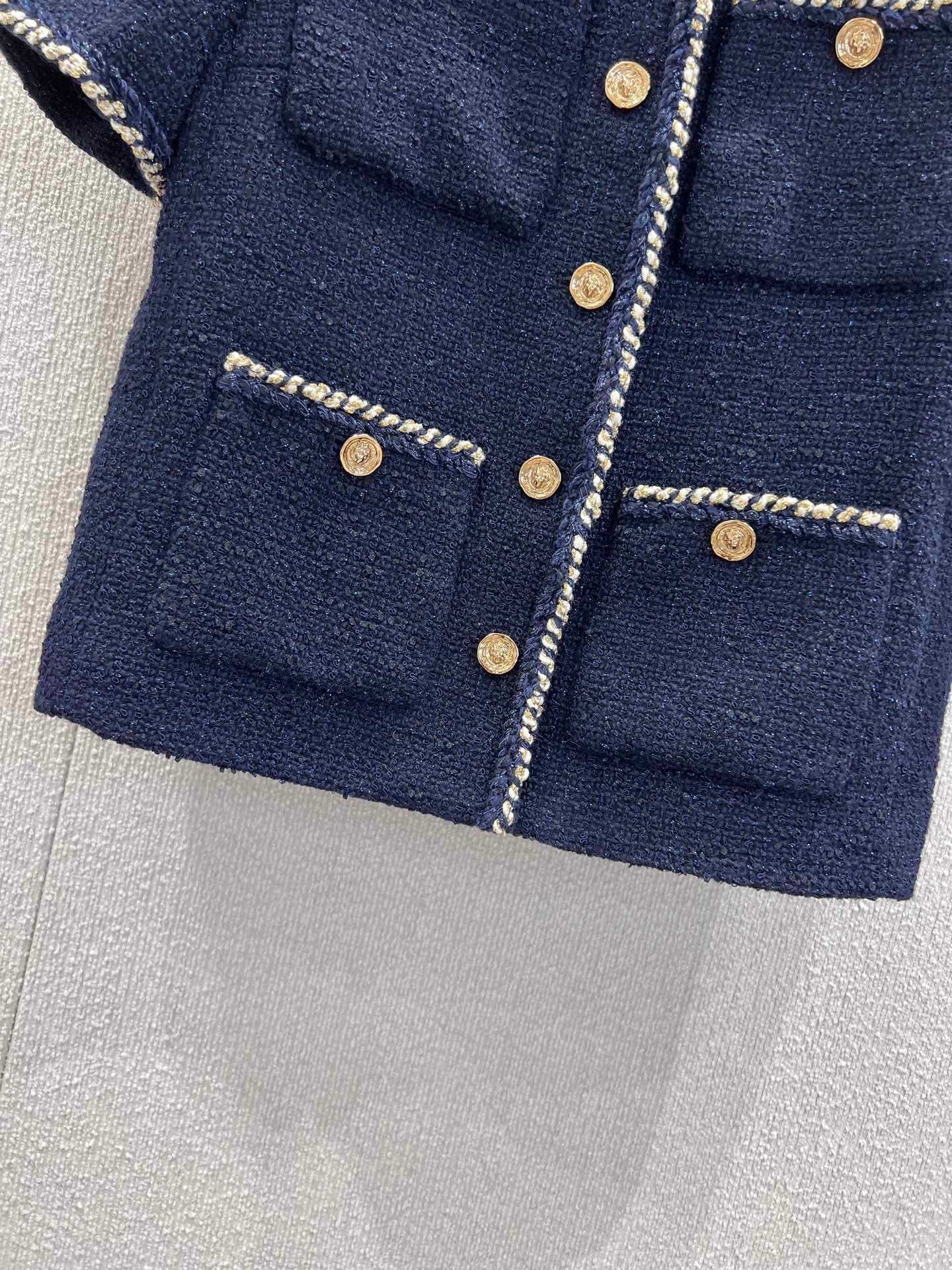 Veste bouclée à manches courtes et ourlet à bande