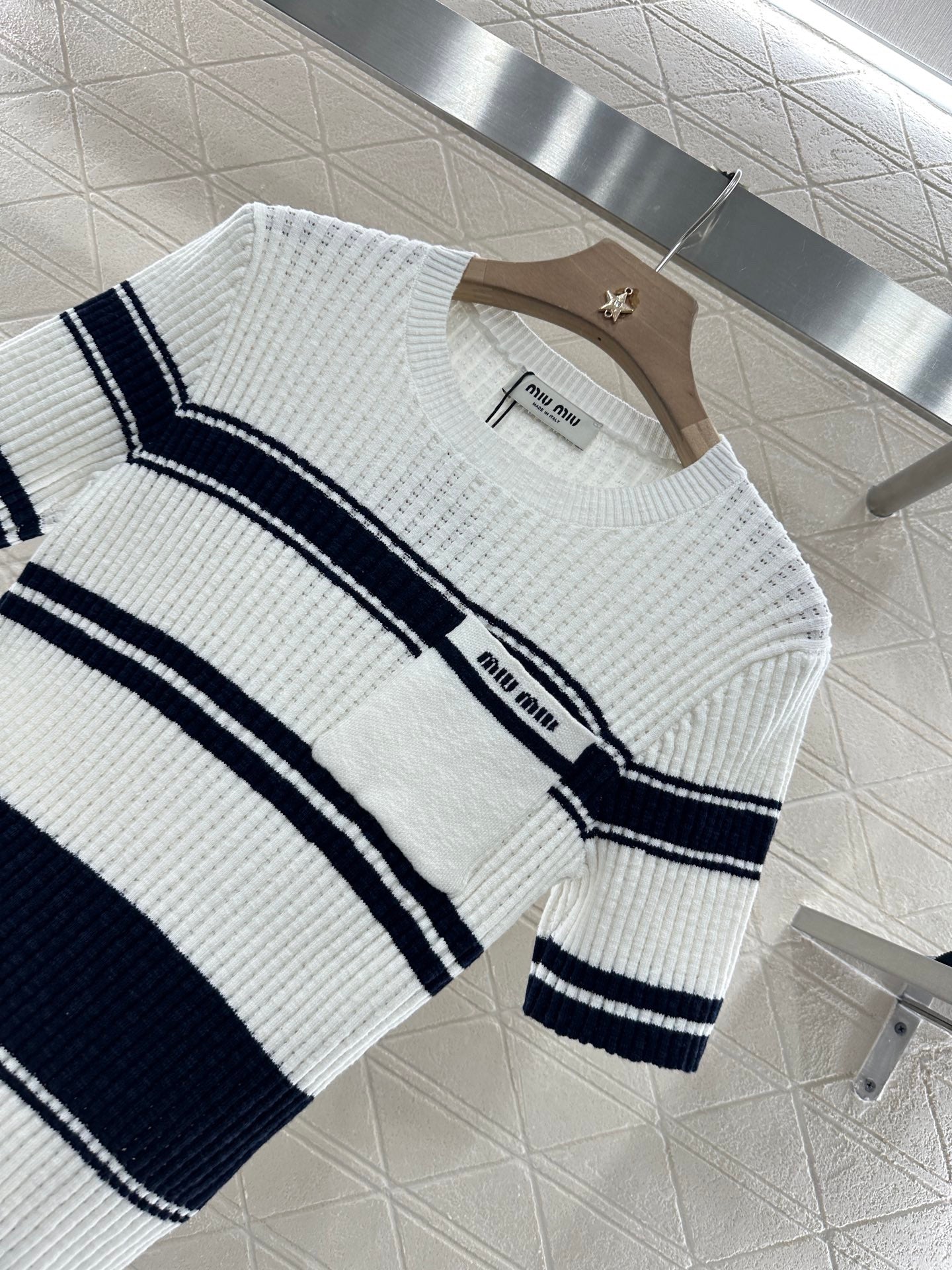 Gestreifte, gestrickte Kurzarm