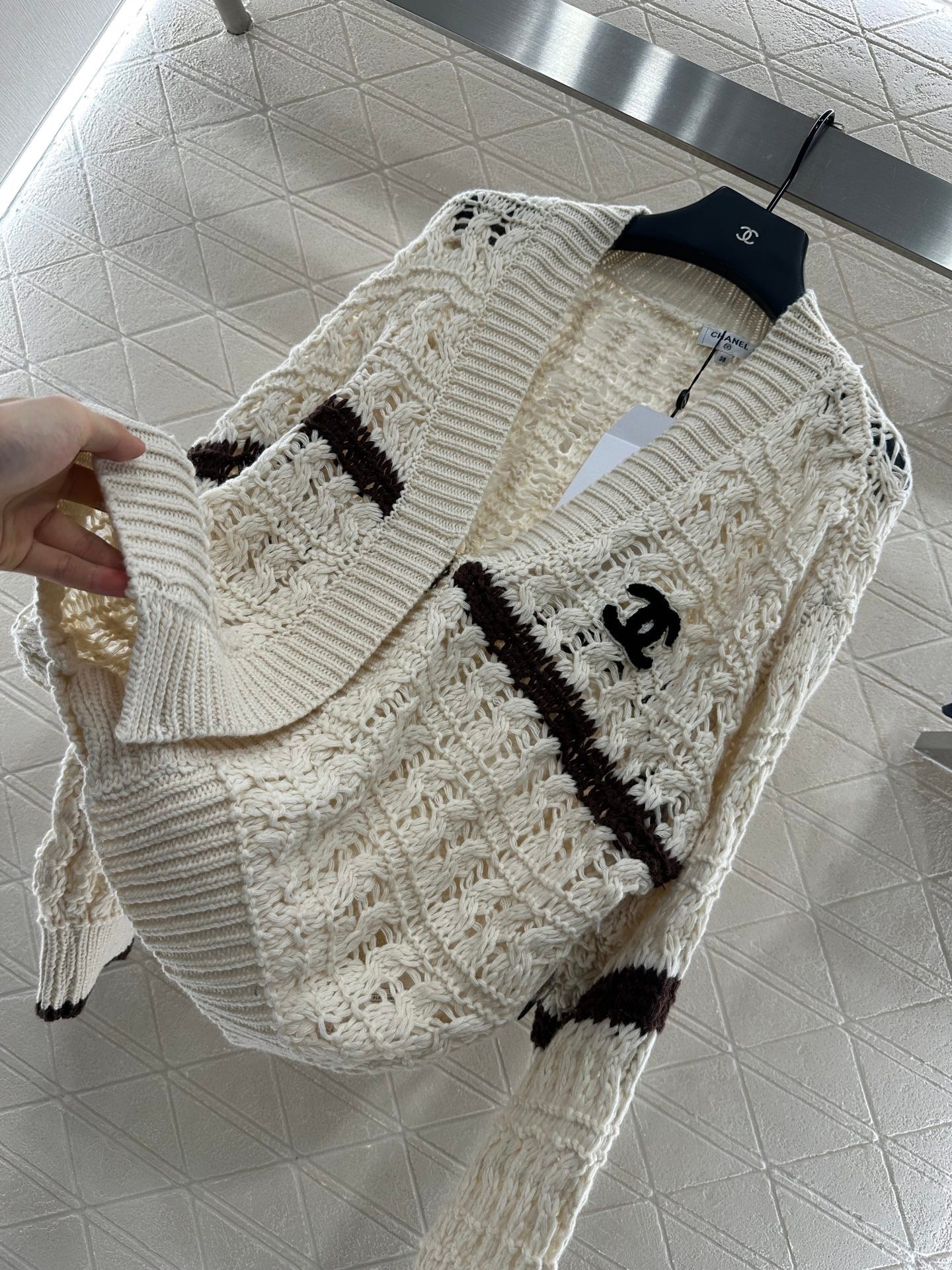 Cardigan au crochet de couleur contrastée