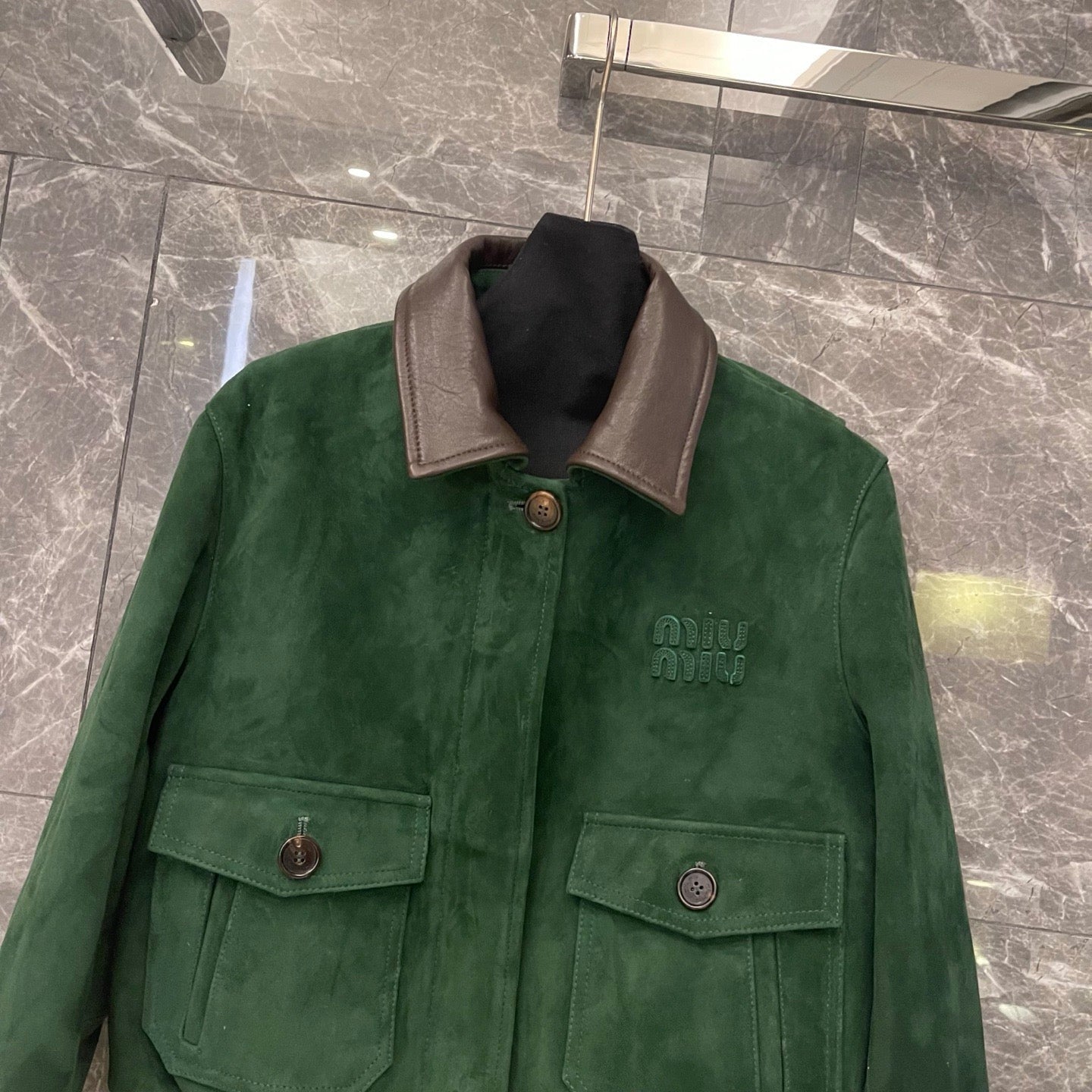 Veste courte en cuir suédé vert vintage