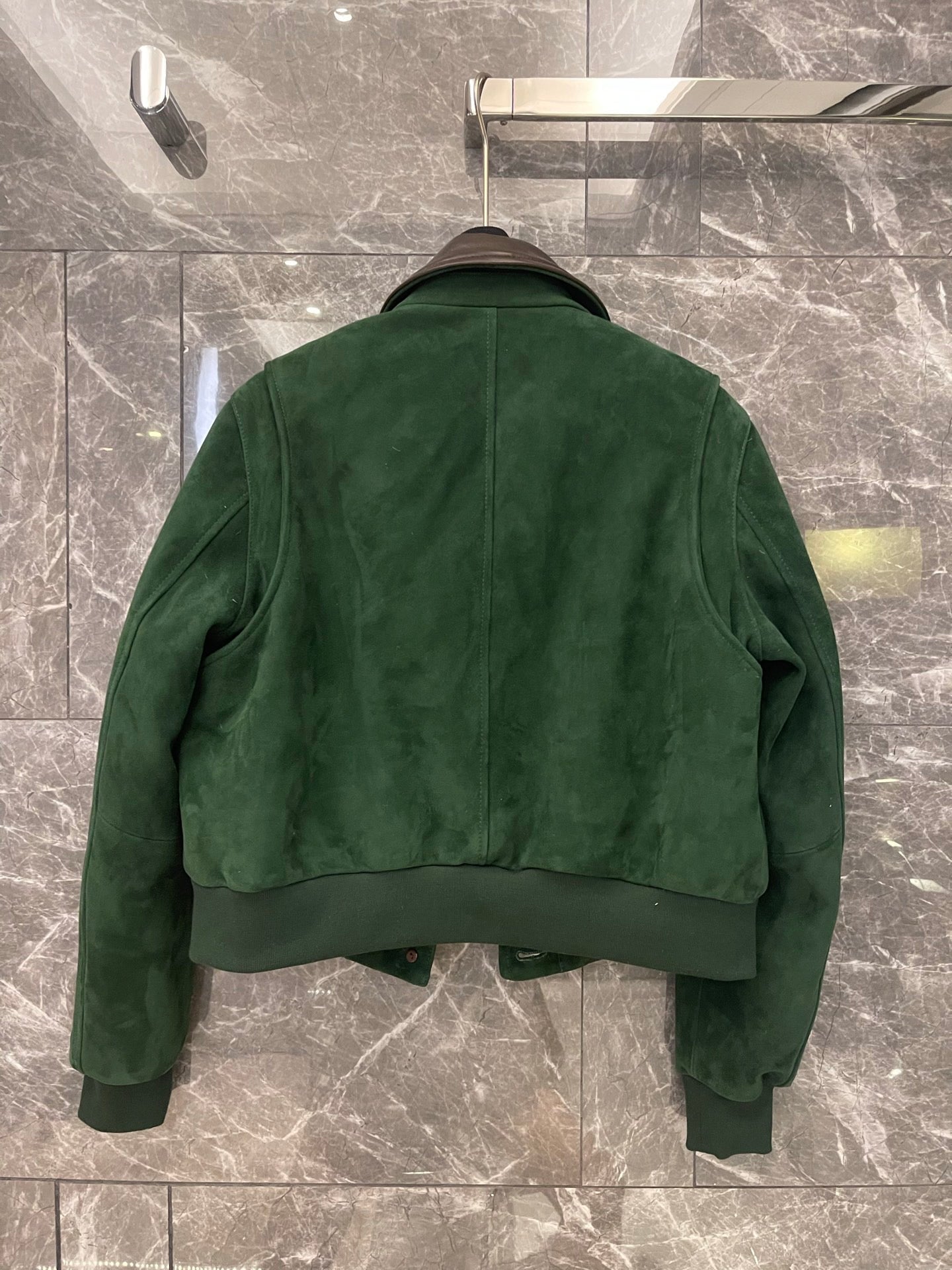 Veste courte en cuir suédé vert vintage