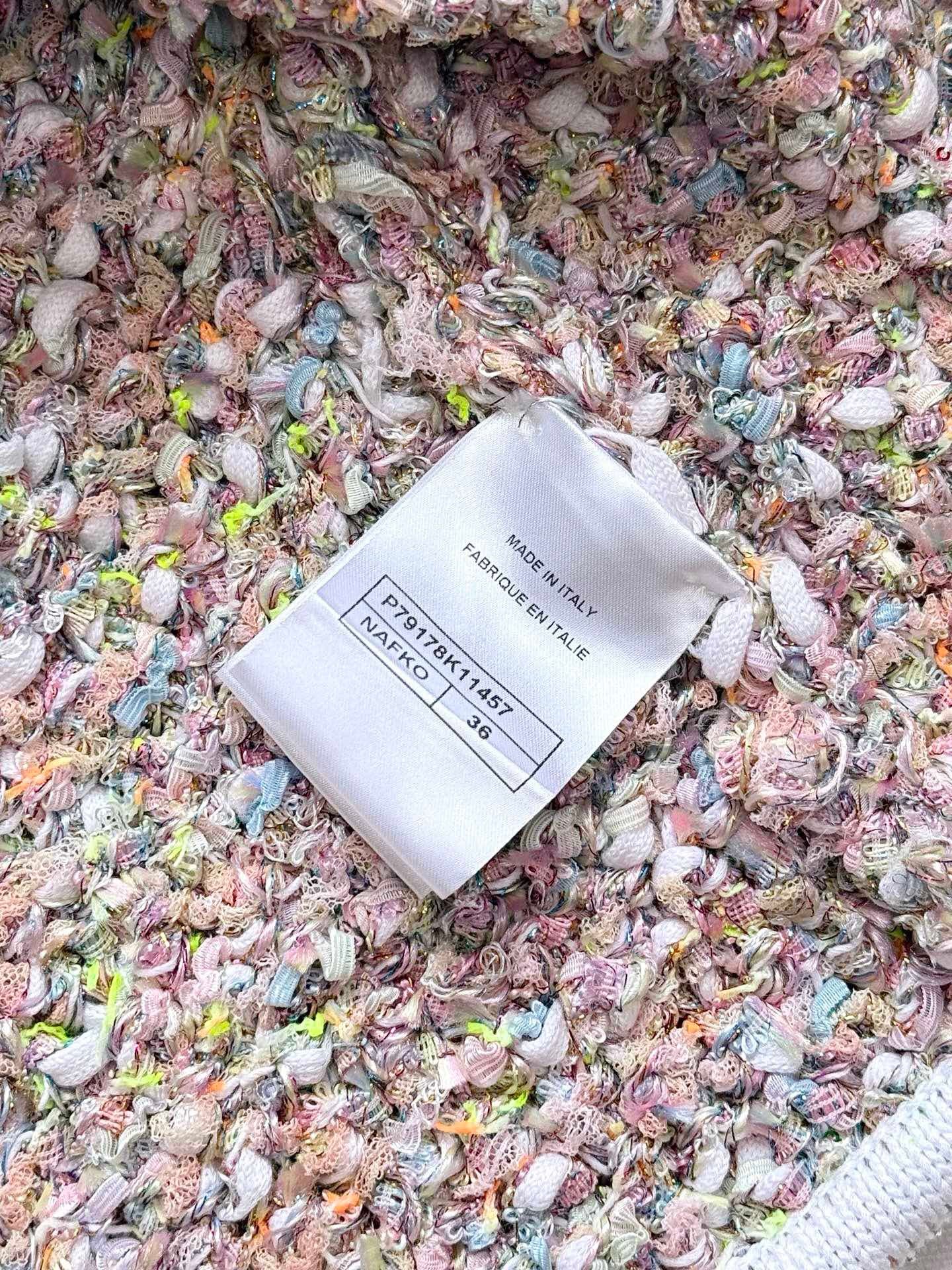 Cardigan tissé en fil teint sur mesure et bordure en losanges