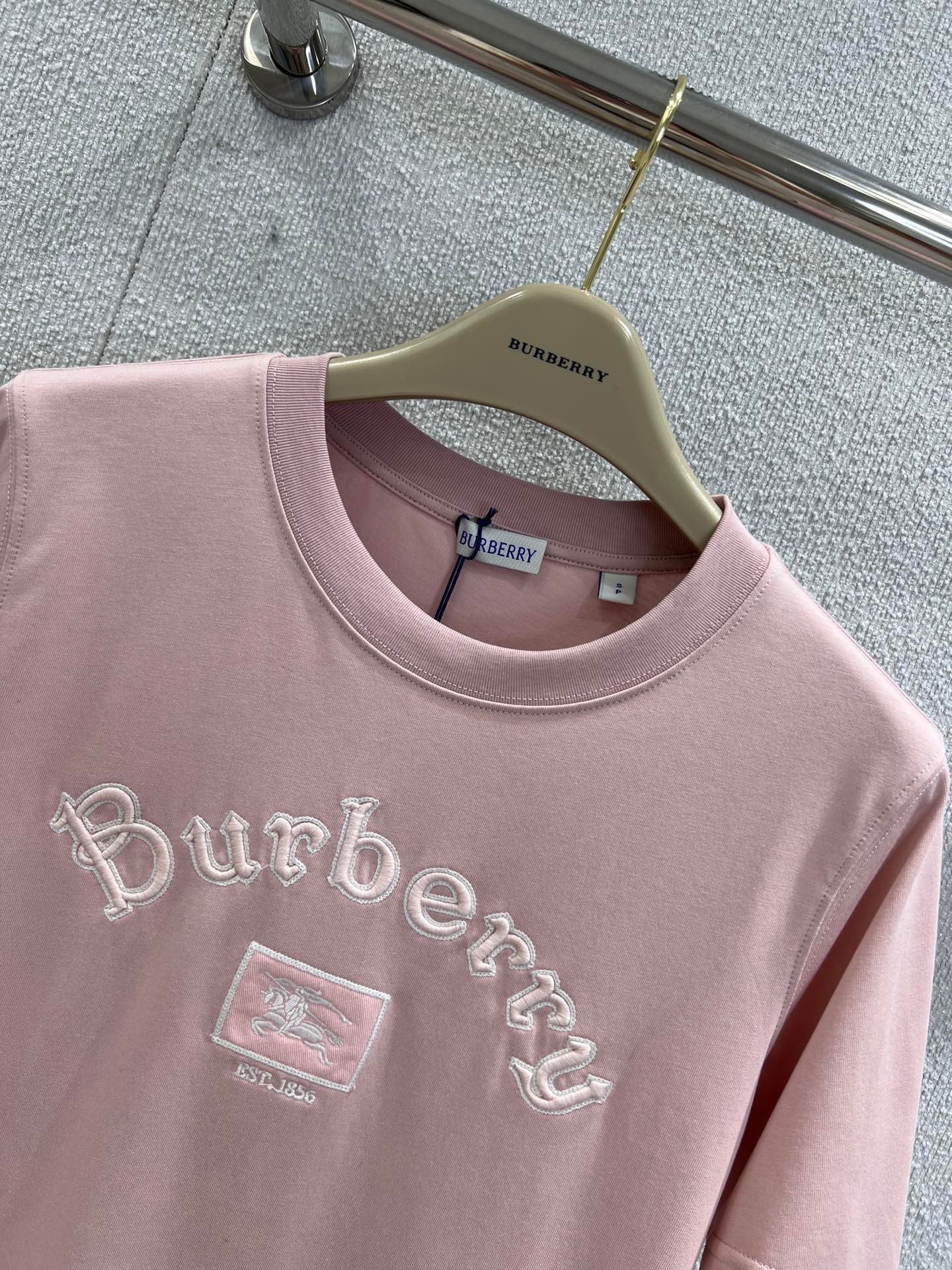 T-shirt à manches courtes et col rond brodé Cheval de guerre