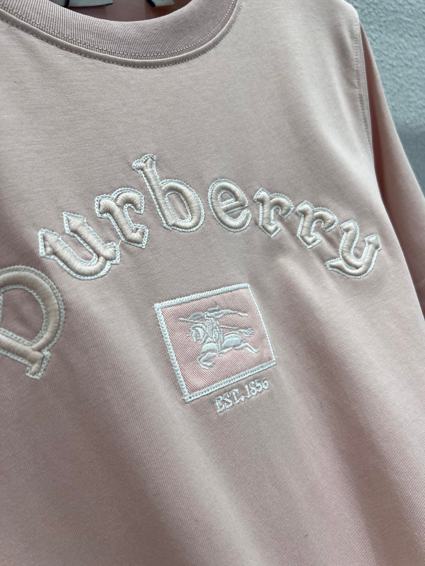 T-shirt à manches courtes et col rond brodé Cheval de guerre