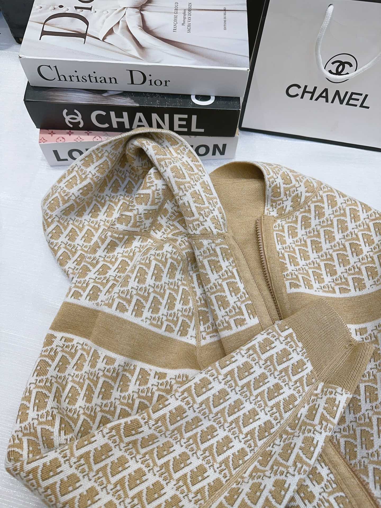 Reversible jacquard hooded zip-up wool jacket