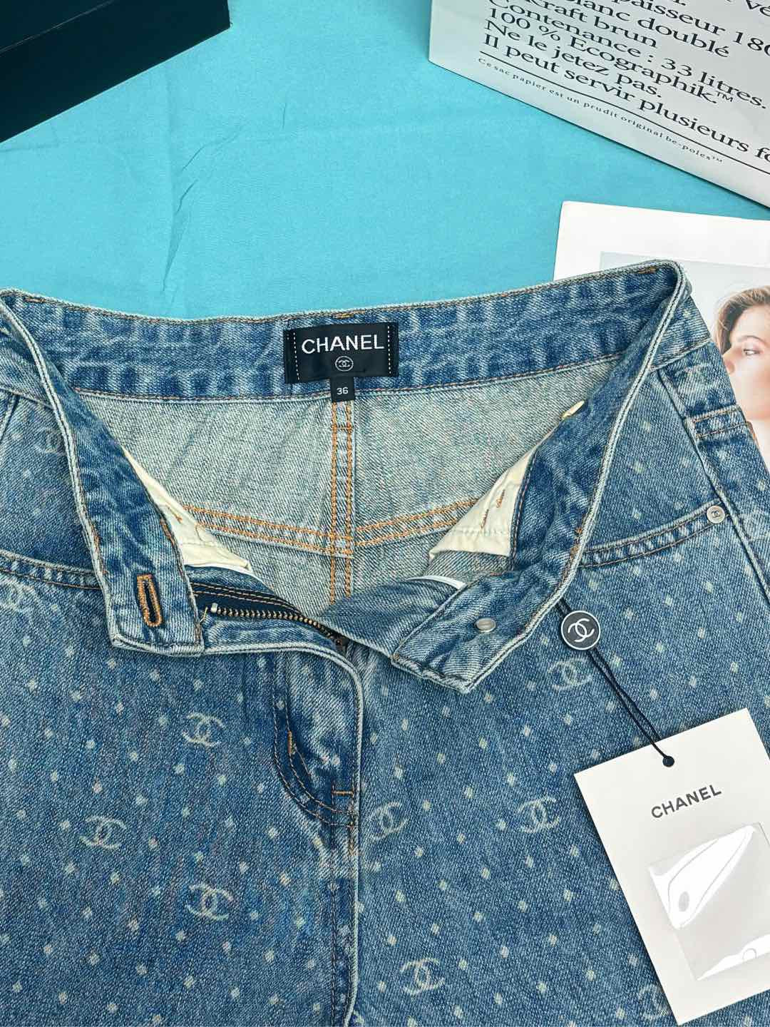 Gerade geschnittene Jeans mit weitem Bein