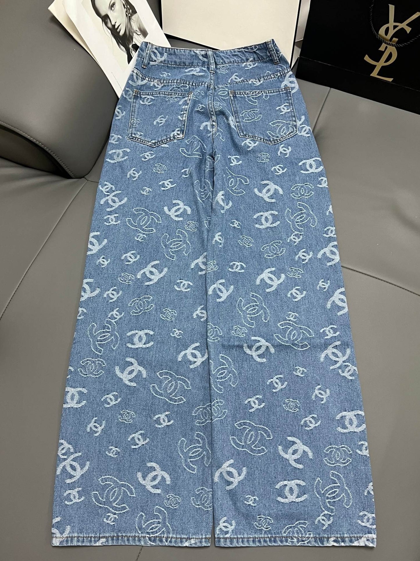 Jean bicolore taille haute, jambe large et jambe droite