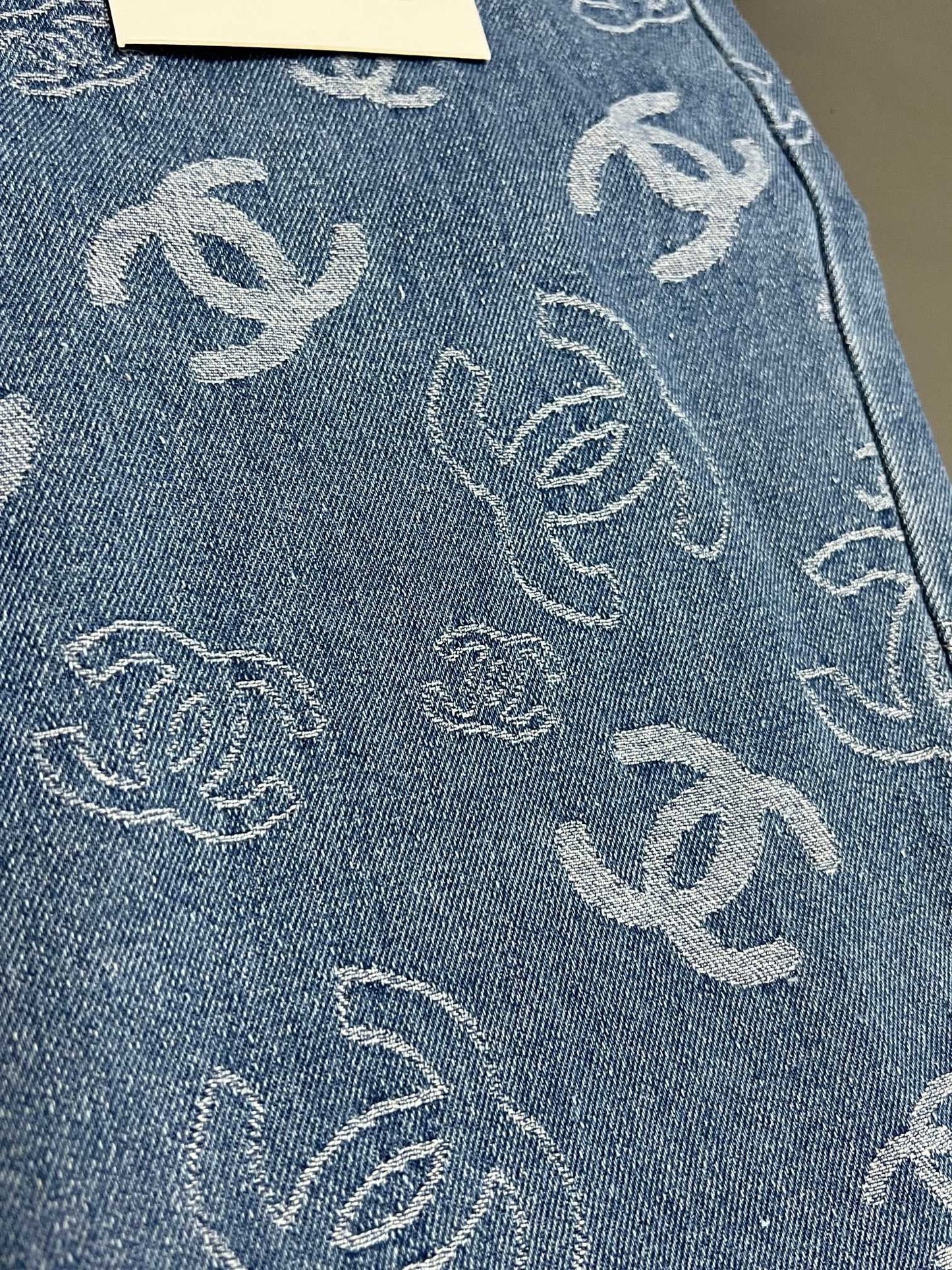 Jean bicolore taille haute, jambe large et jambe droite