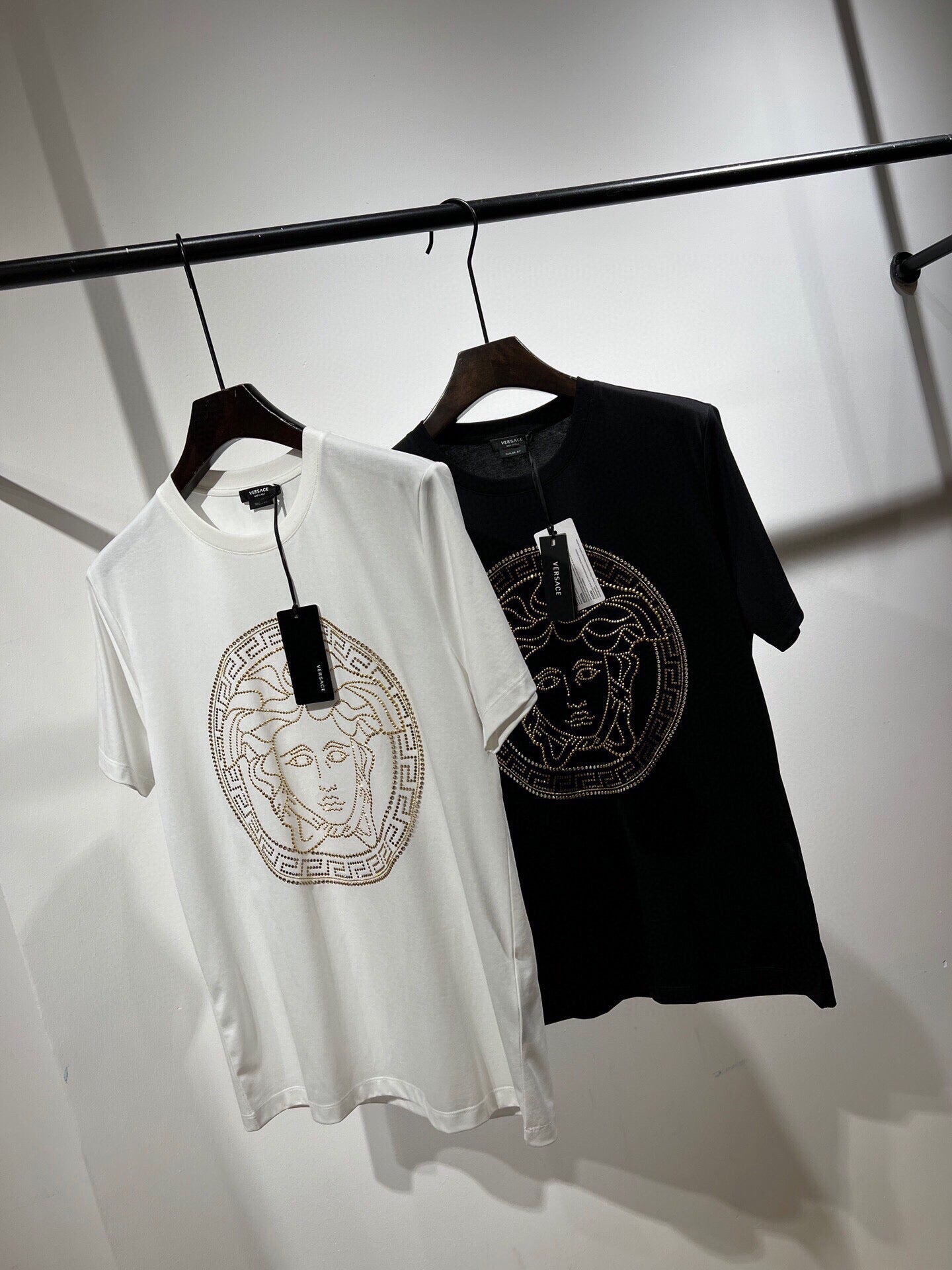 🔥24FW NEUES DV MEDUSA-Avatar-Element mit buntem Strass-T-Shirt