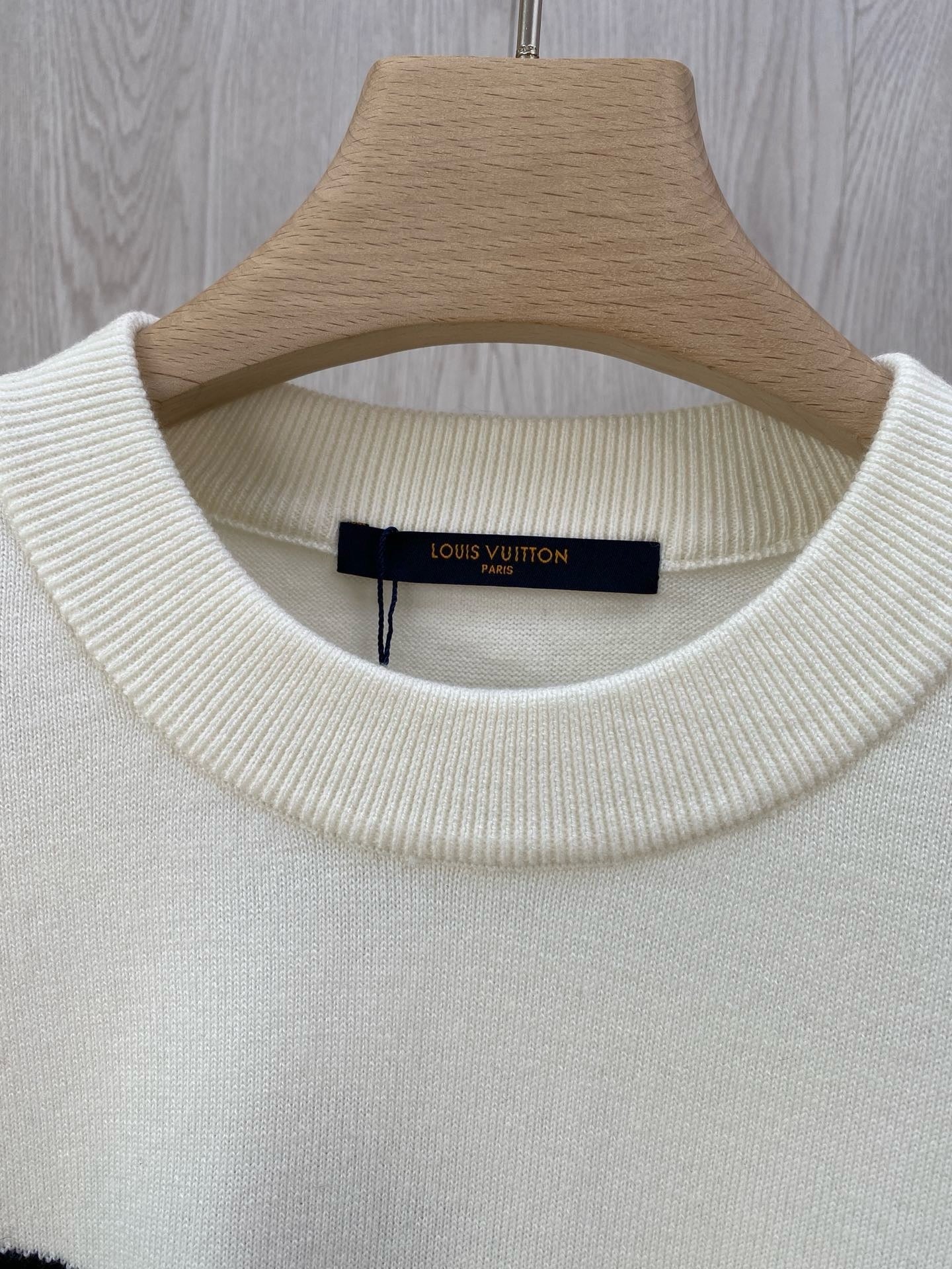 pull en tricot blanc à double rayure avec logo appliqué pour couple