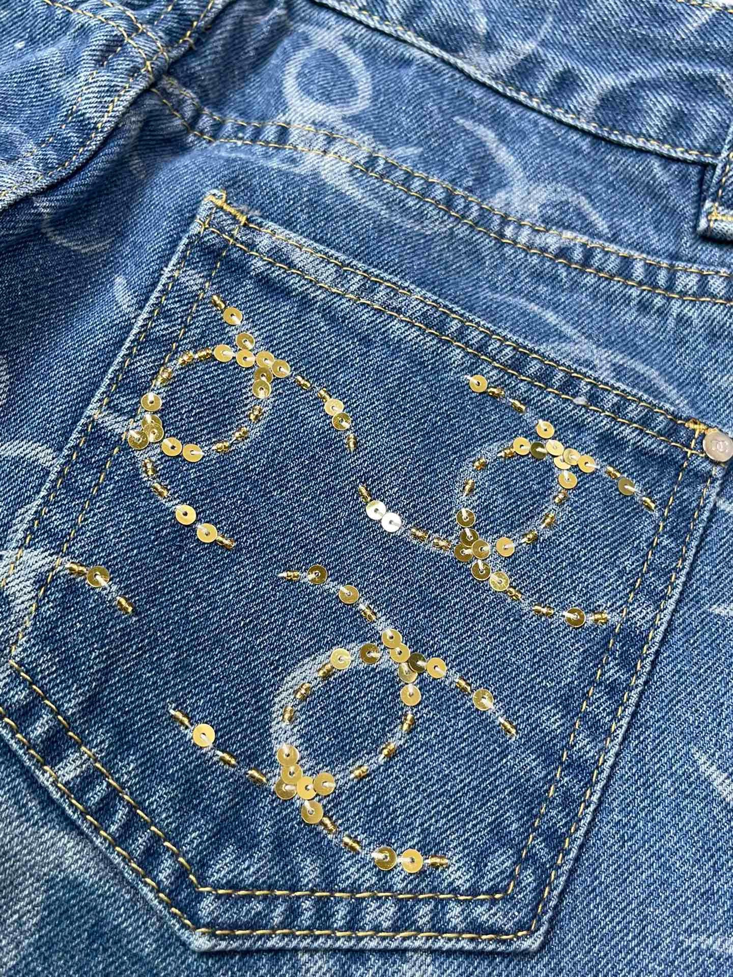 Fully printed back pockets with hand stitching