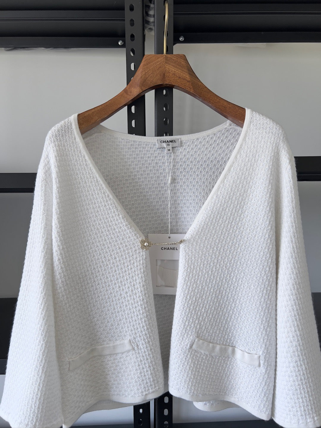 Camellia – Strickjacke mit Rautenknöpfen