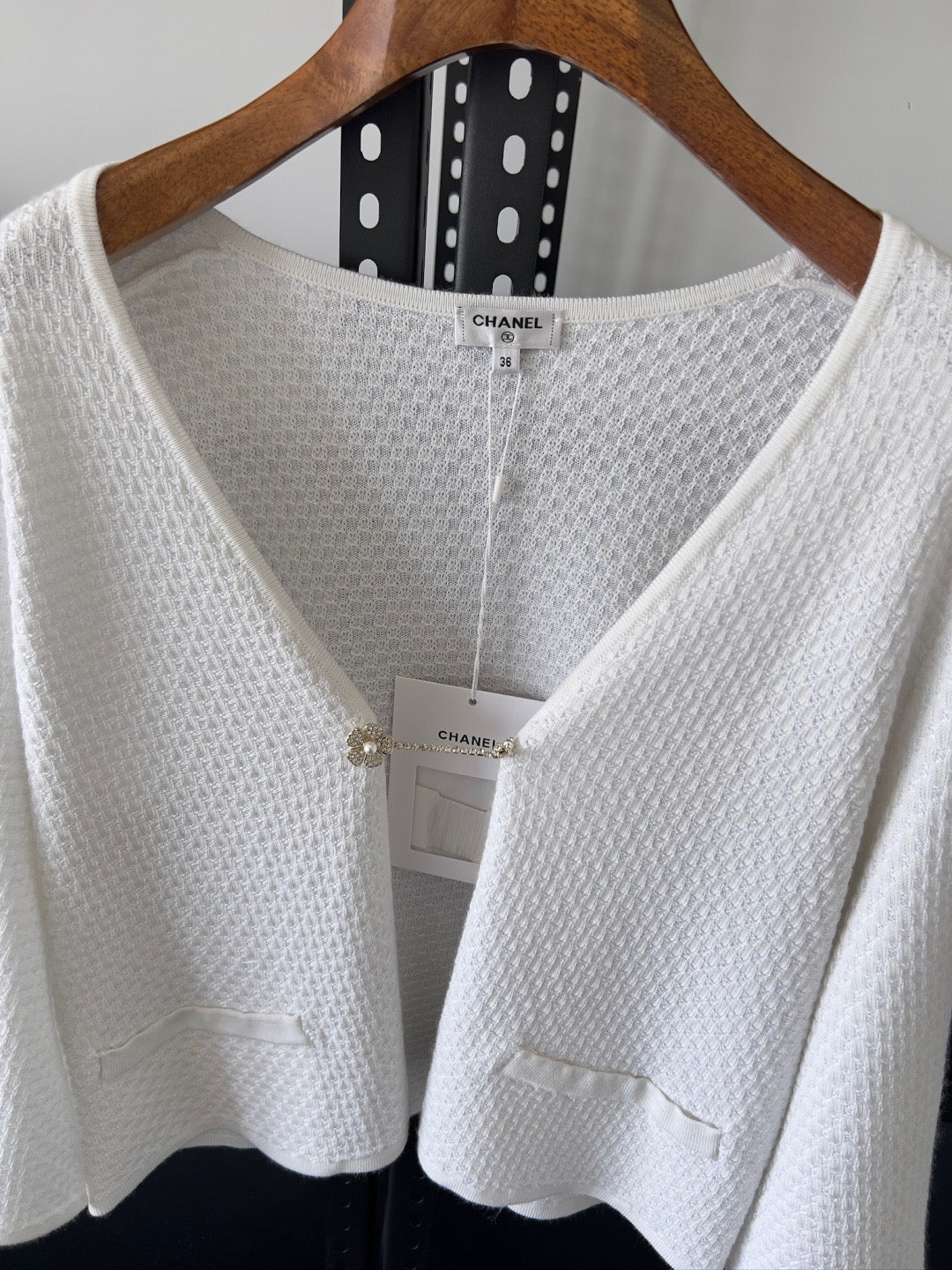 Camellia – Strickjacke mit Rautenknöpfen