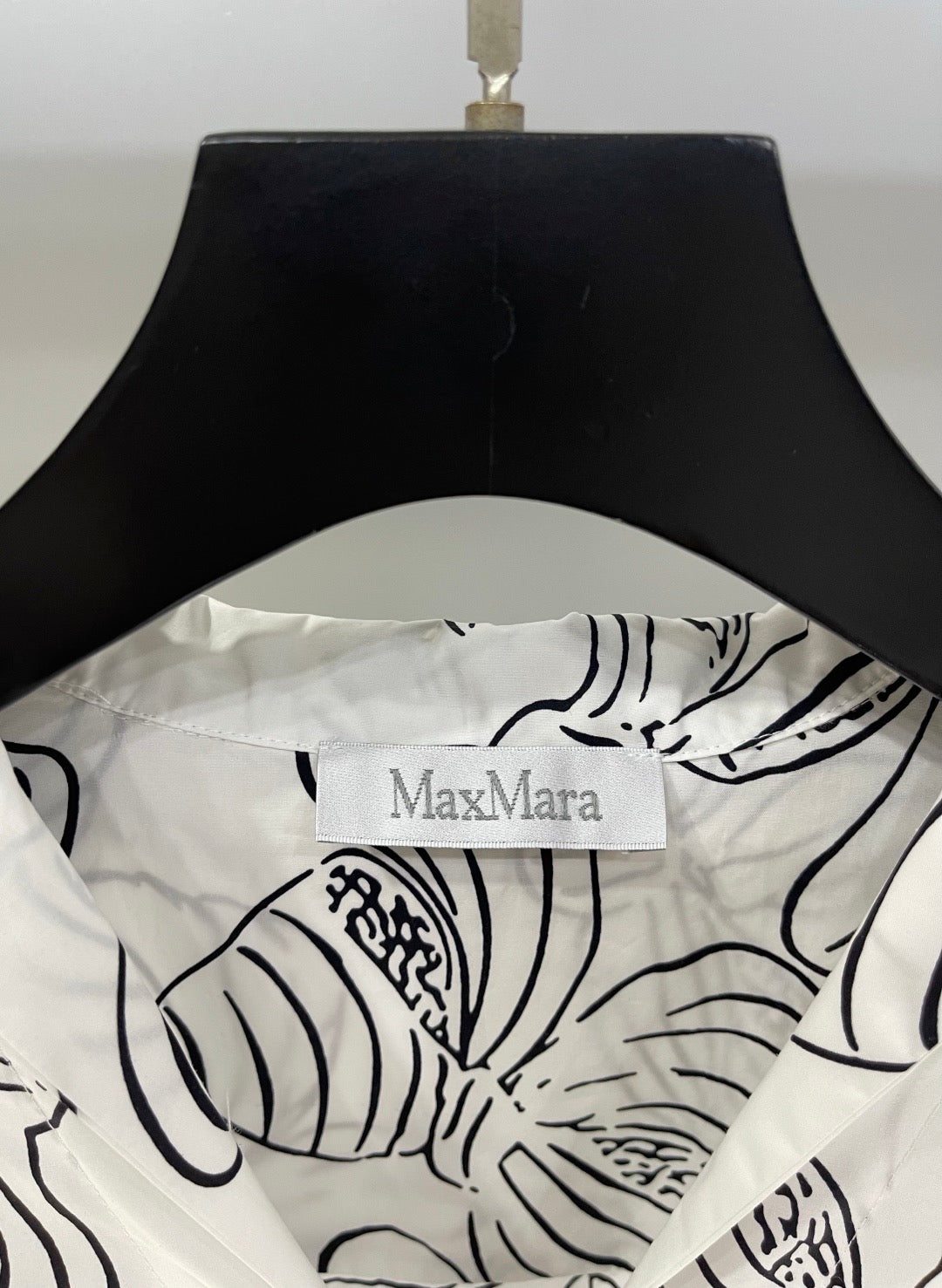 Langärmliges Hemd mit V-Ausschnitt und Schleifendruck