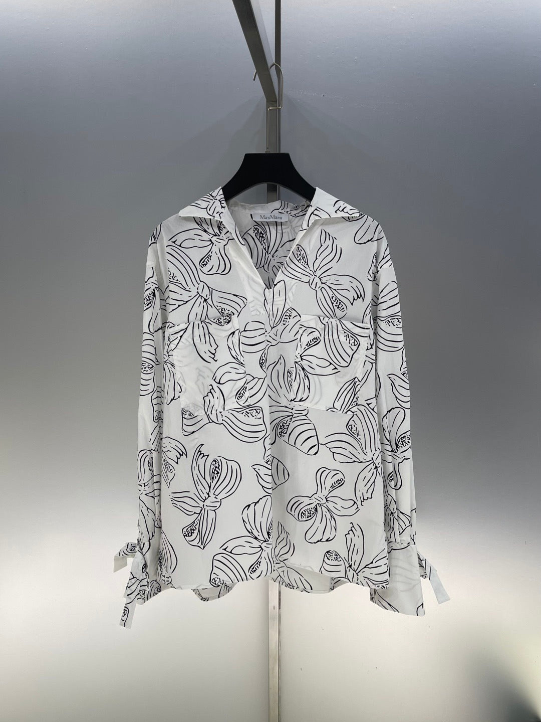 Langärmliges Hemd mit V-Ausschnitt und Schleifendruck