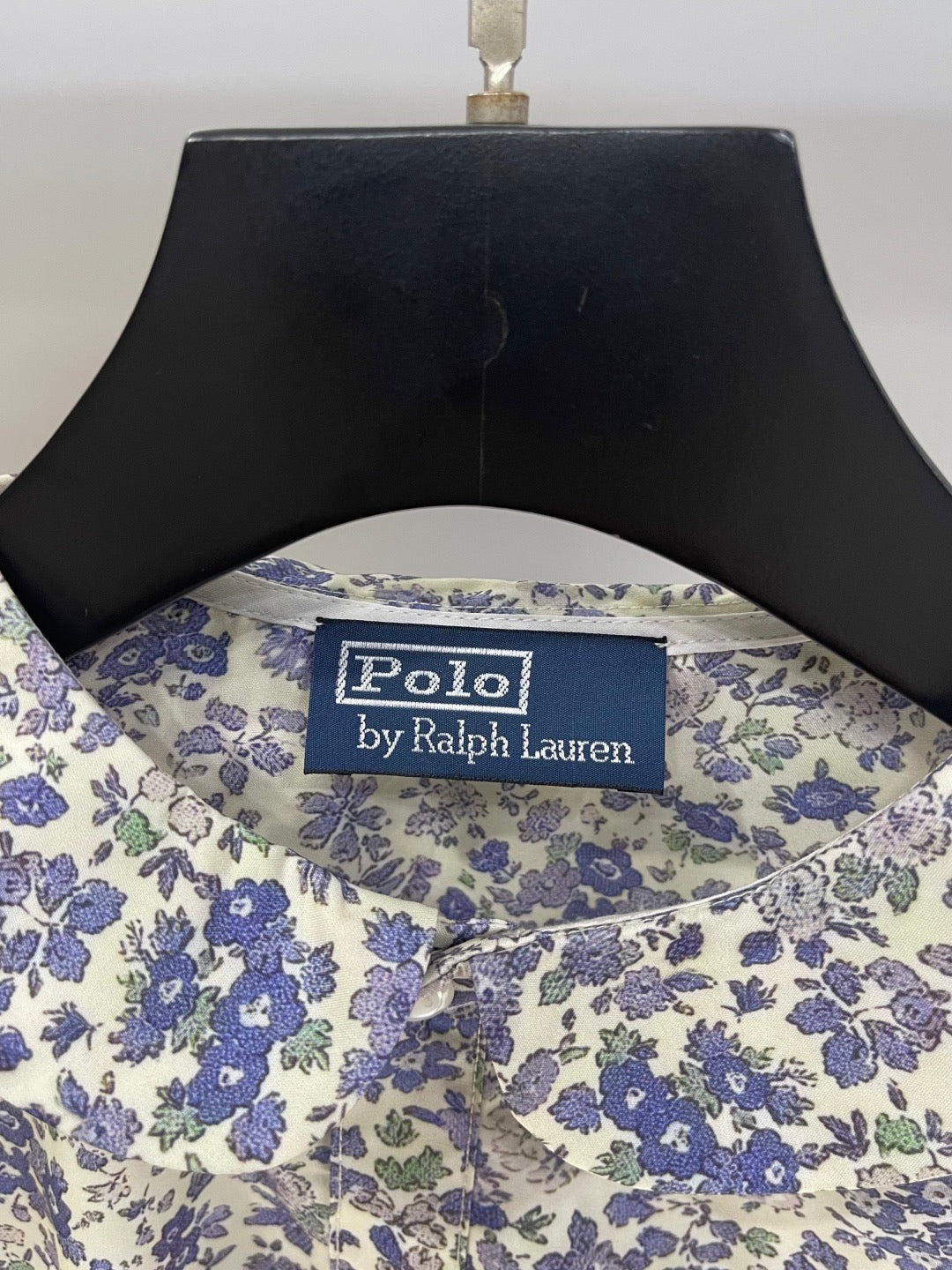 Robe sans manches à col rond et revers brodés de motifs floraux poney