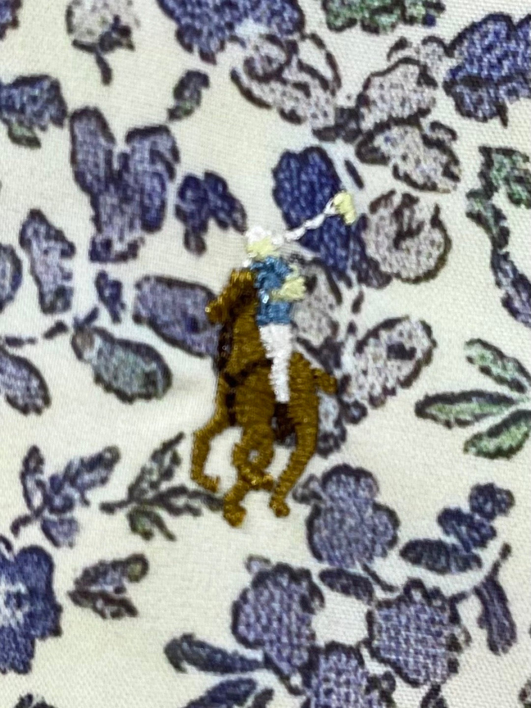 Robe sans manches à col rond et revers brodés de motifs floraux poney