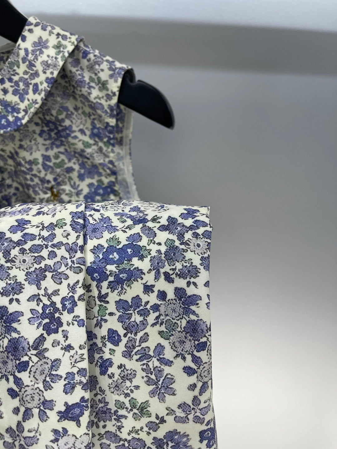 Robe sans manches à col rond et revers brodés de motifs floraux poney