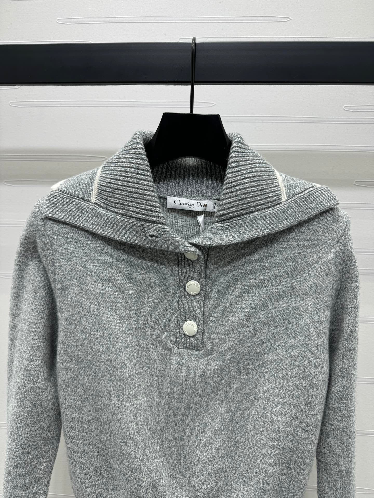 Strickpullover mit marineblauem Kragen und langen Ärmeln