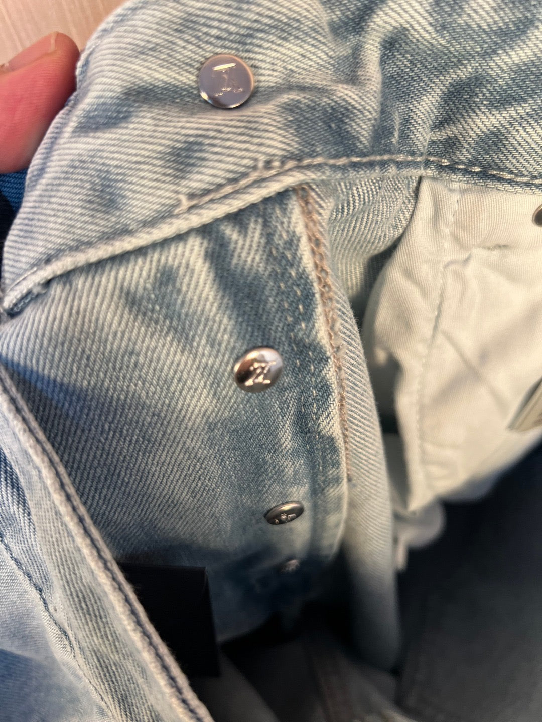 Zerrissene Jeanshose im Jacquard-Wolkenmuster