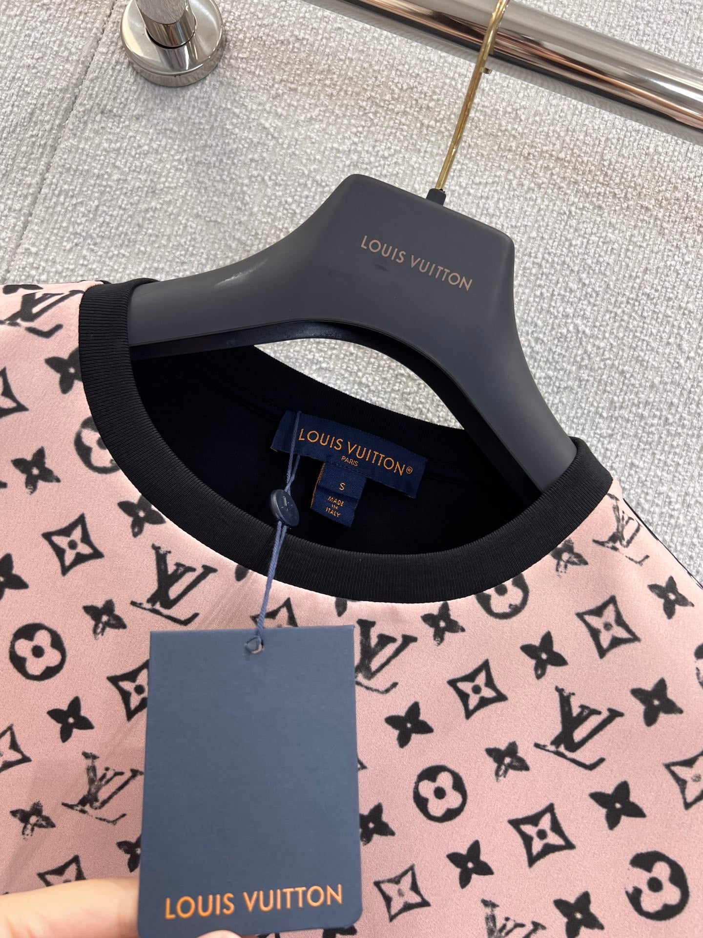 Kurzärmliges T-Shirt mit Rundhalsausschnitt und Jacquard-Nähten