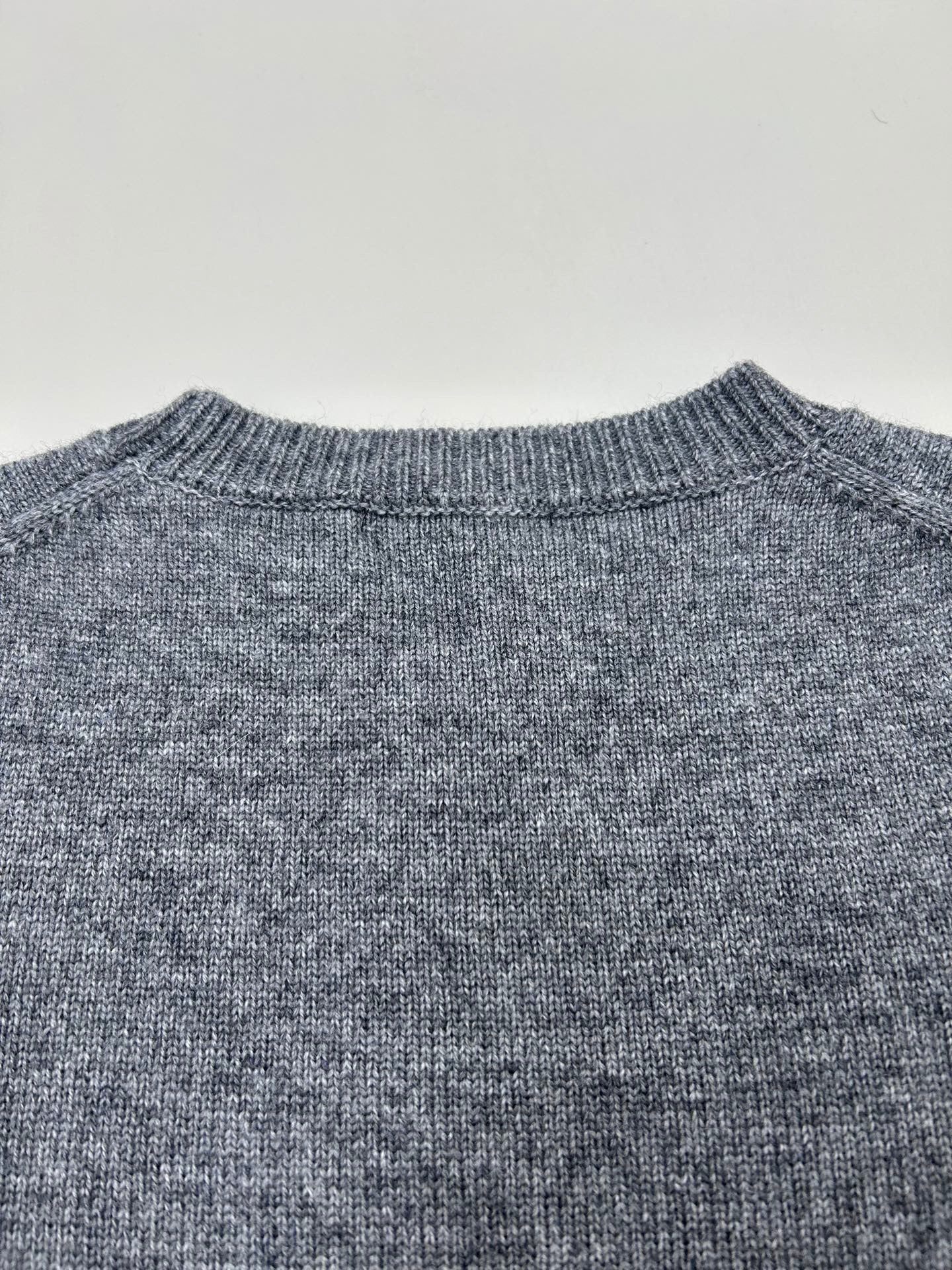 Manches courtes en laine tricotée avec logo lettre brodé 3D