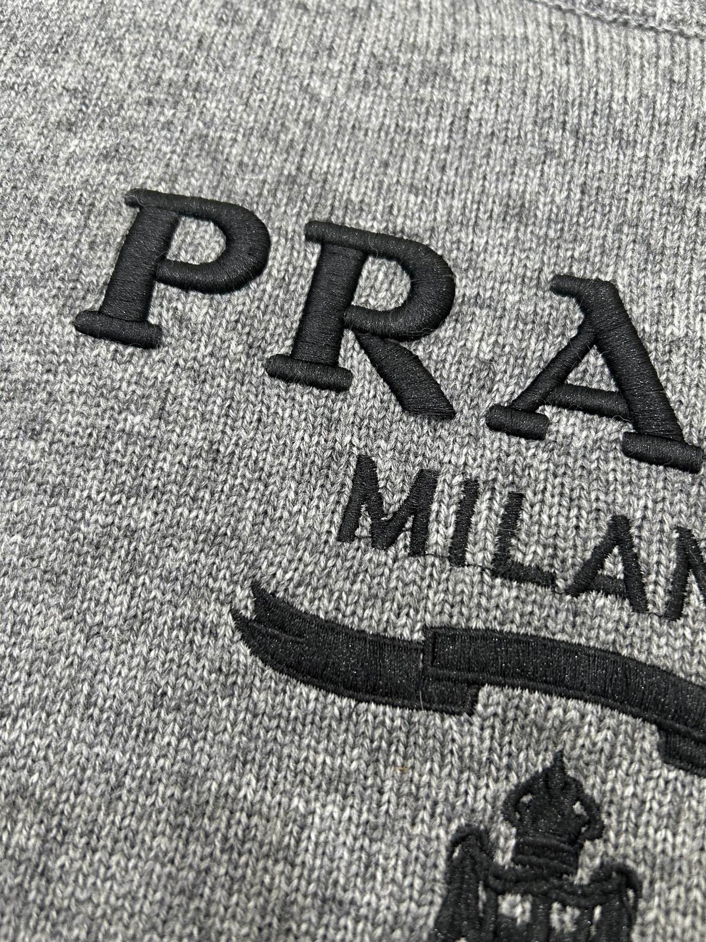 Manches courtes en laine tricotée avec logo lettre brodé 3D