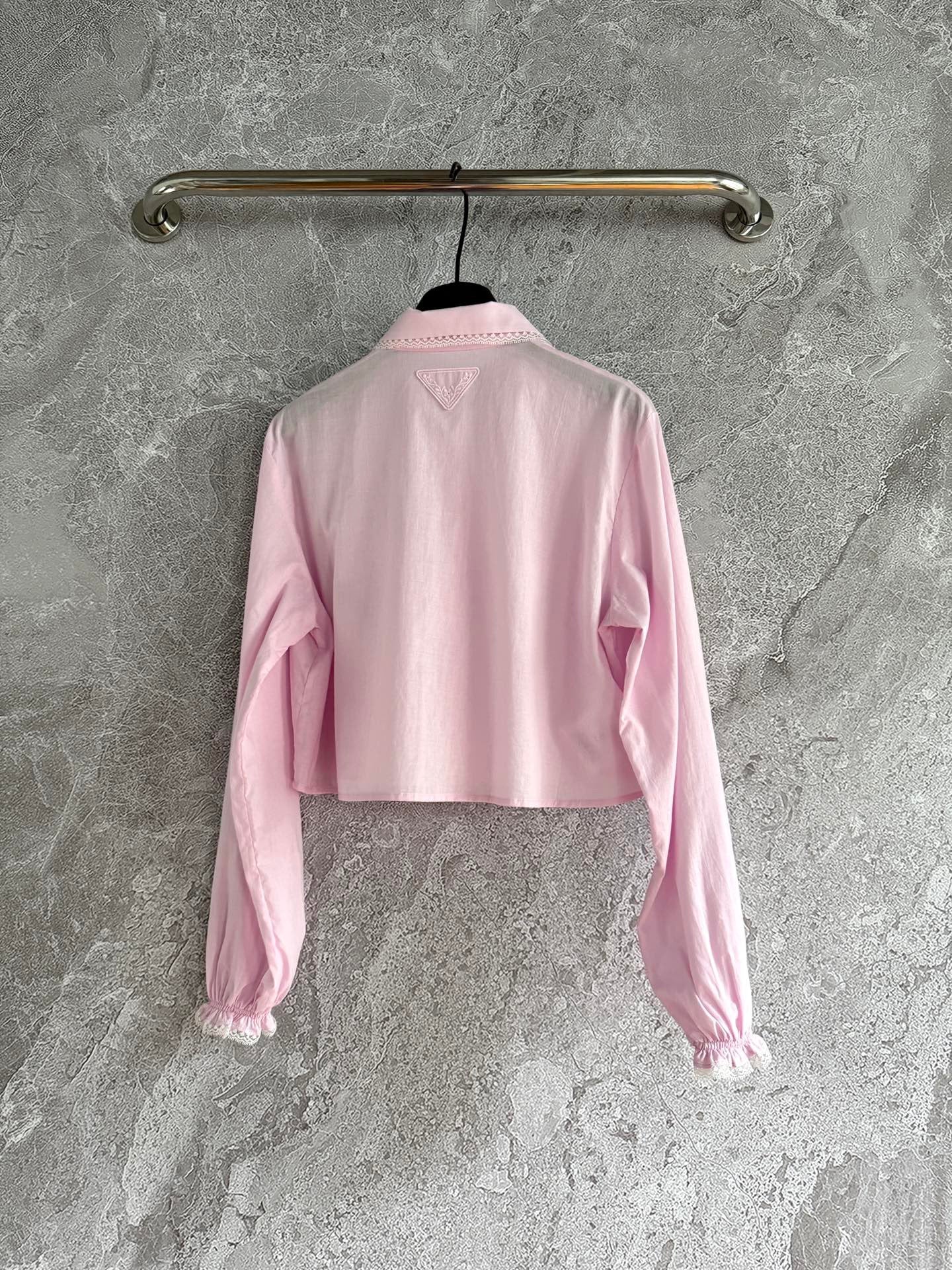 Rosa besticktes Hemd