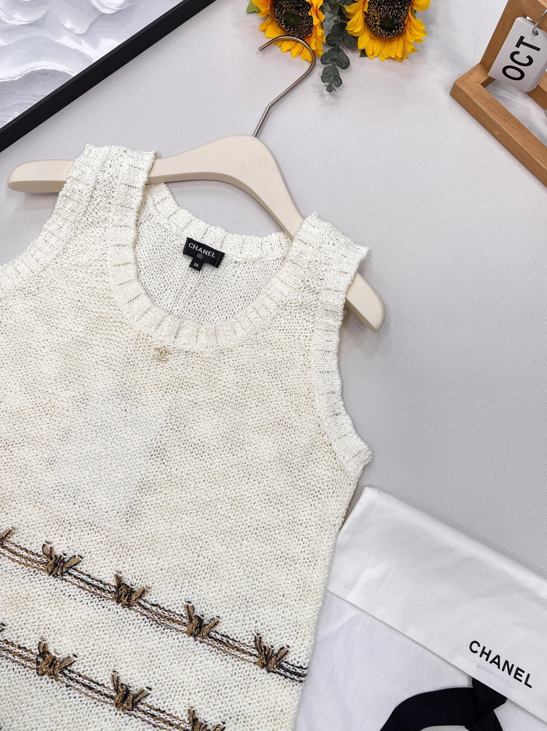 Gilet tricoté avec broderie papillon en fil d'or