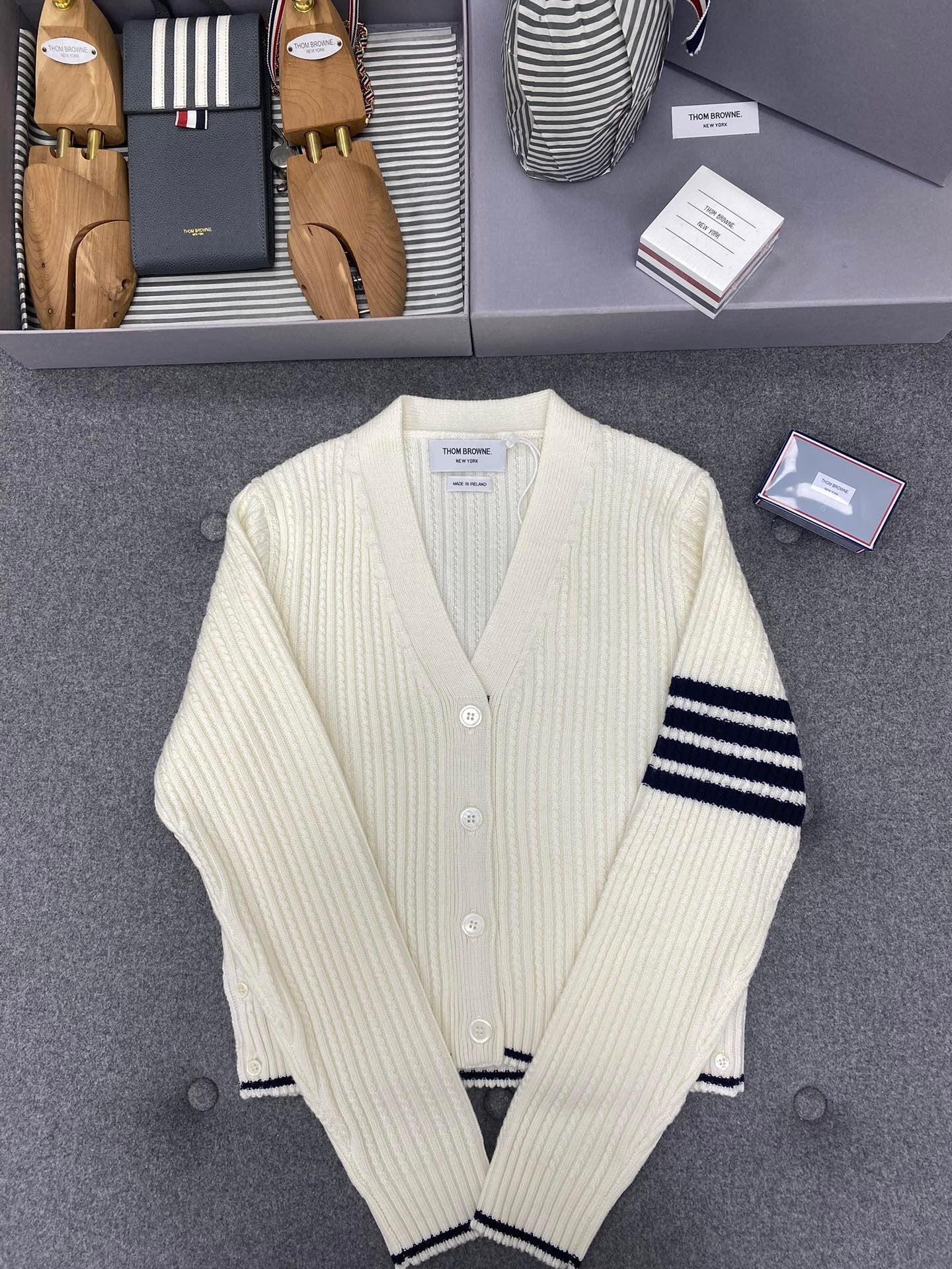 Cardigan classique à col en V à quatre bandes TB