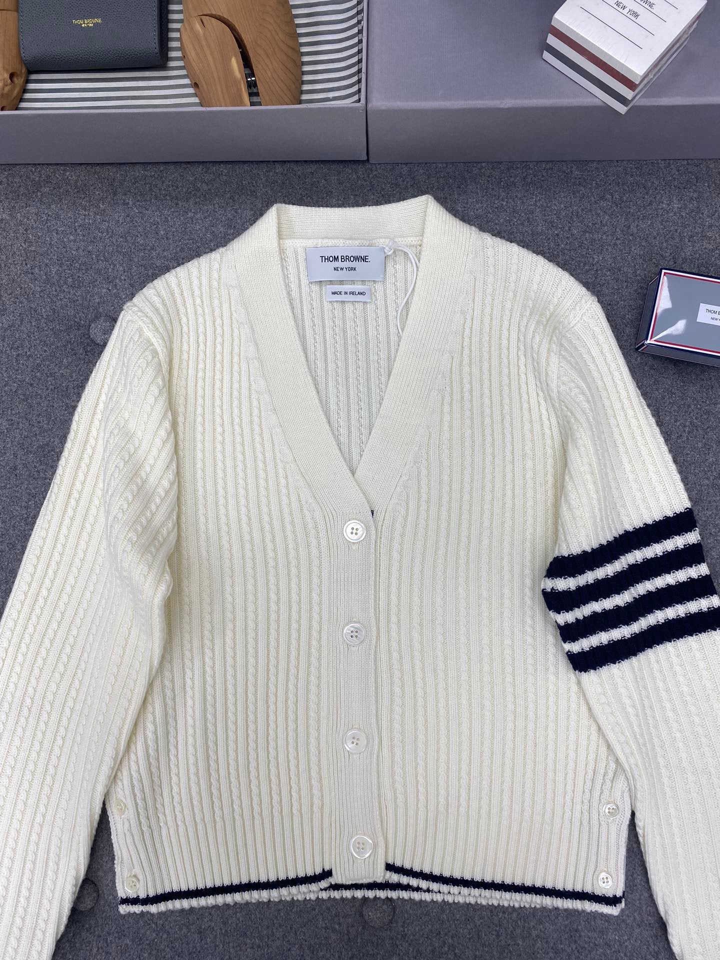 Cardigan classique à col en V à quatre bandes TB