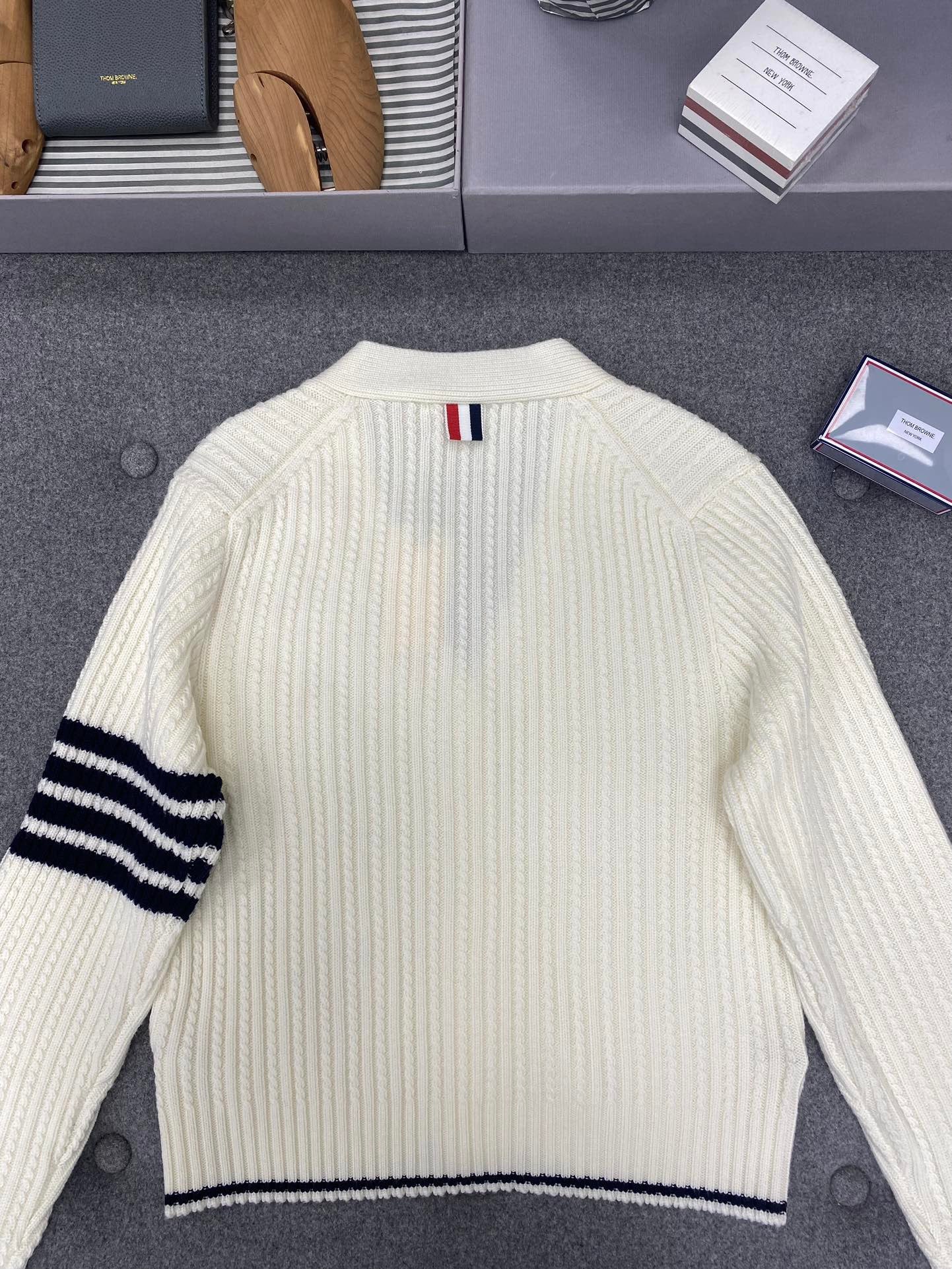 Cardigan classique à col en V à quatre bandes TB