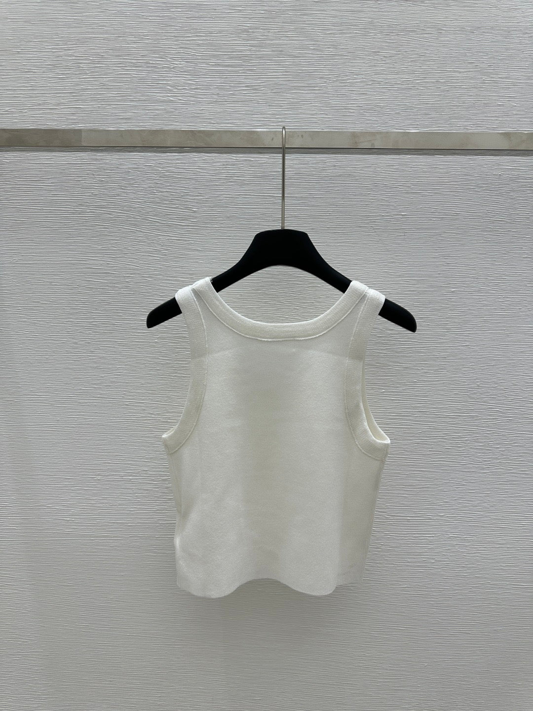 Einfarbige Strickweste mit Rundhalsausschnitt und Buchstabenprägung