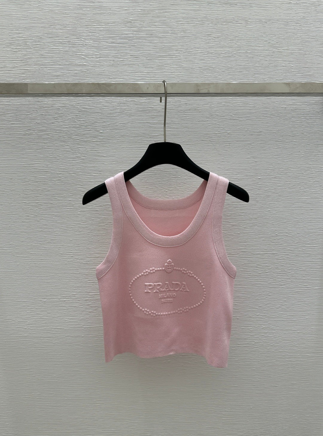 Einfarbige Strickweste mit Rundhalsausschnitt und Buchstabenprägung