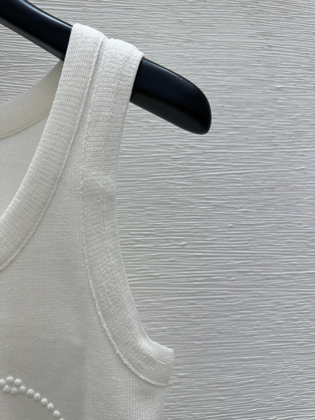 Einfarbige Strickweste mit Rundhalsausschnitt und Buchstabenprägung