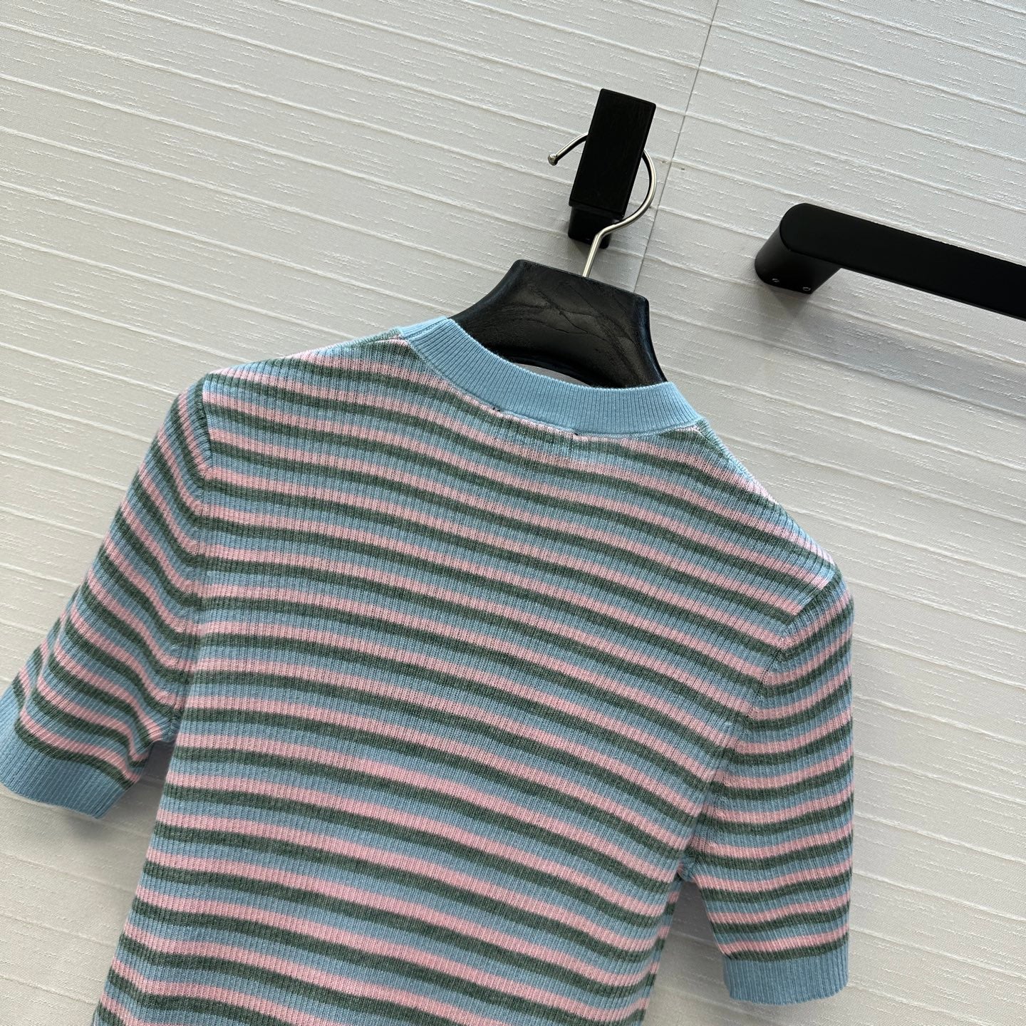 Pull en laine à rayures colorées