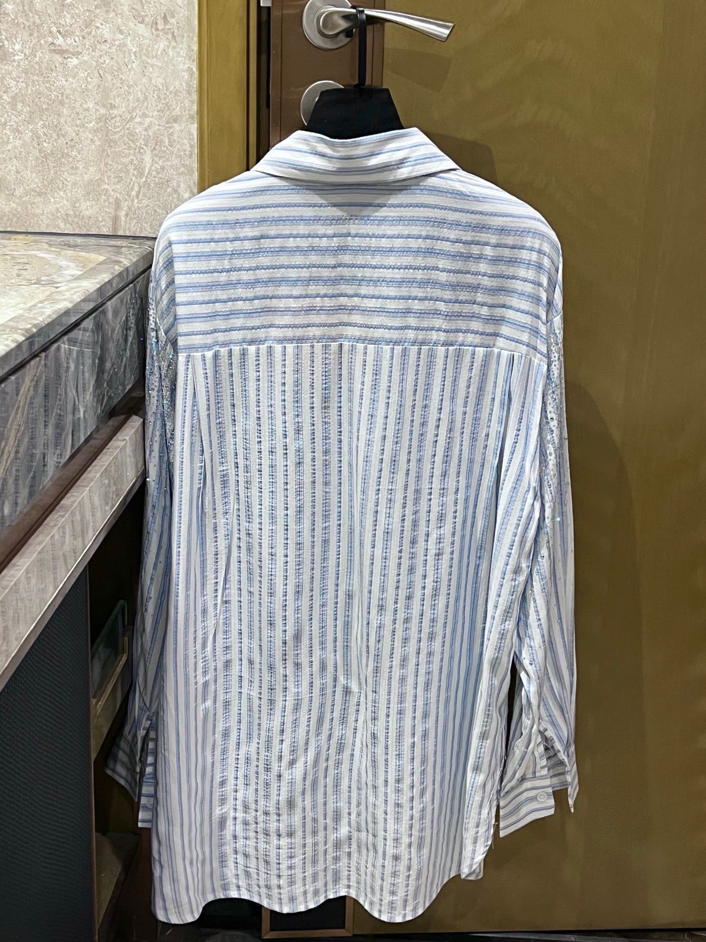 Hemd mit Strass-Streifen und überschnittener Schulter