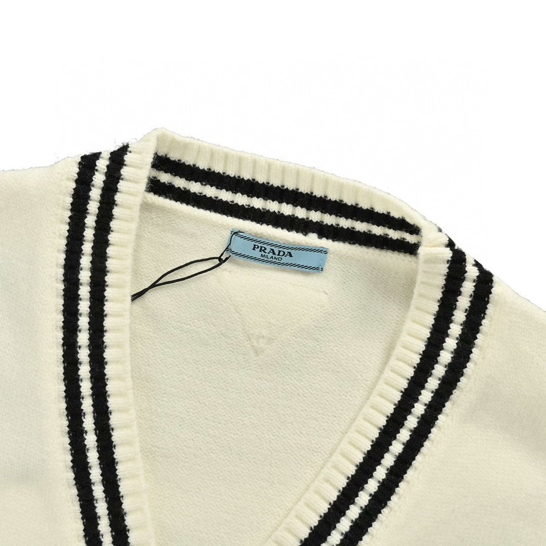 Pull cardigan preppy à appliqués