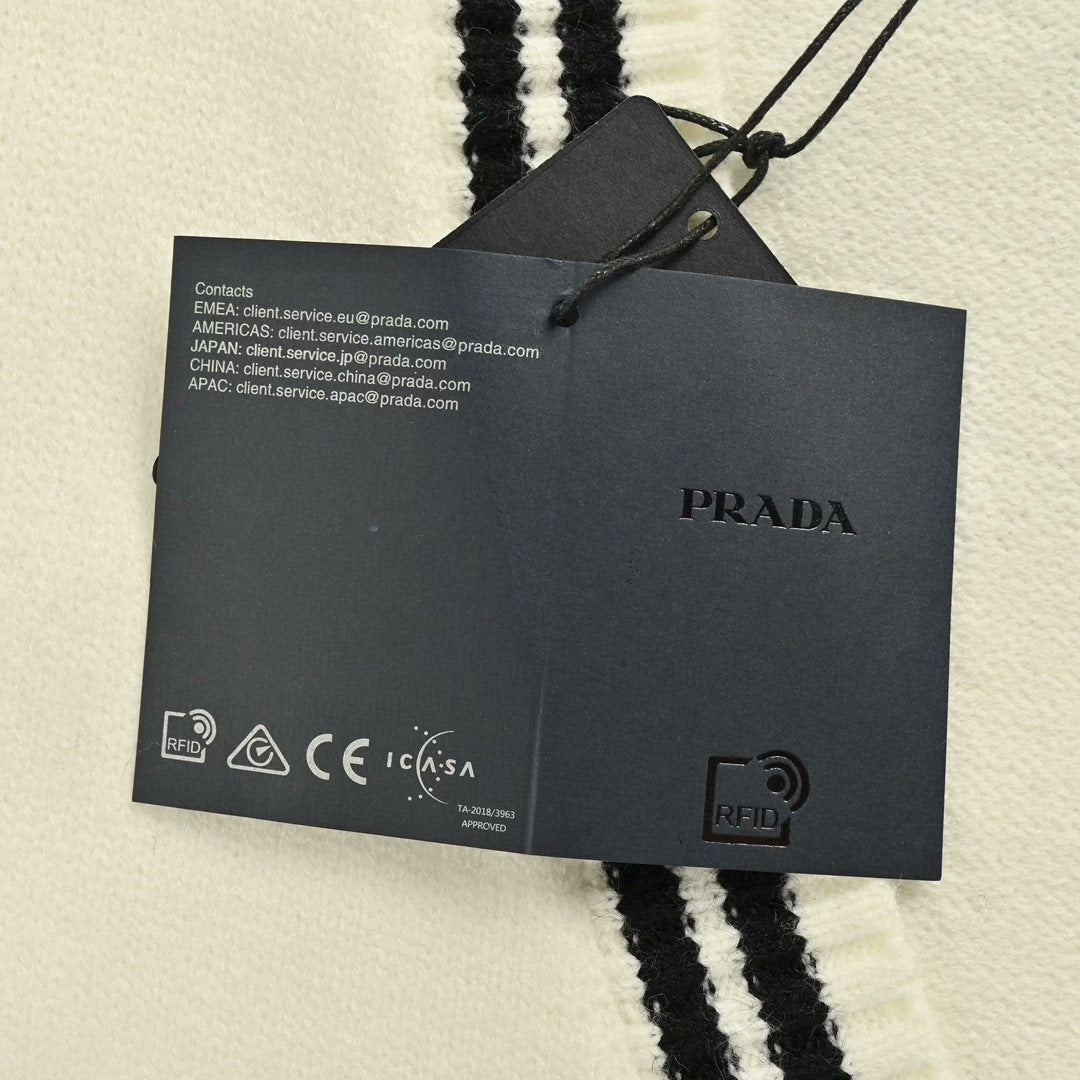 Pull cardigan preppy à appliqués