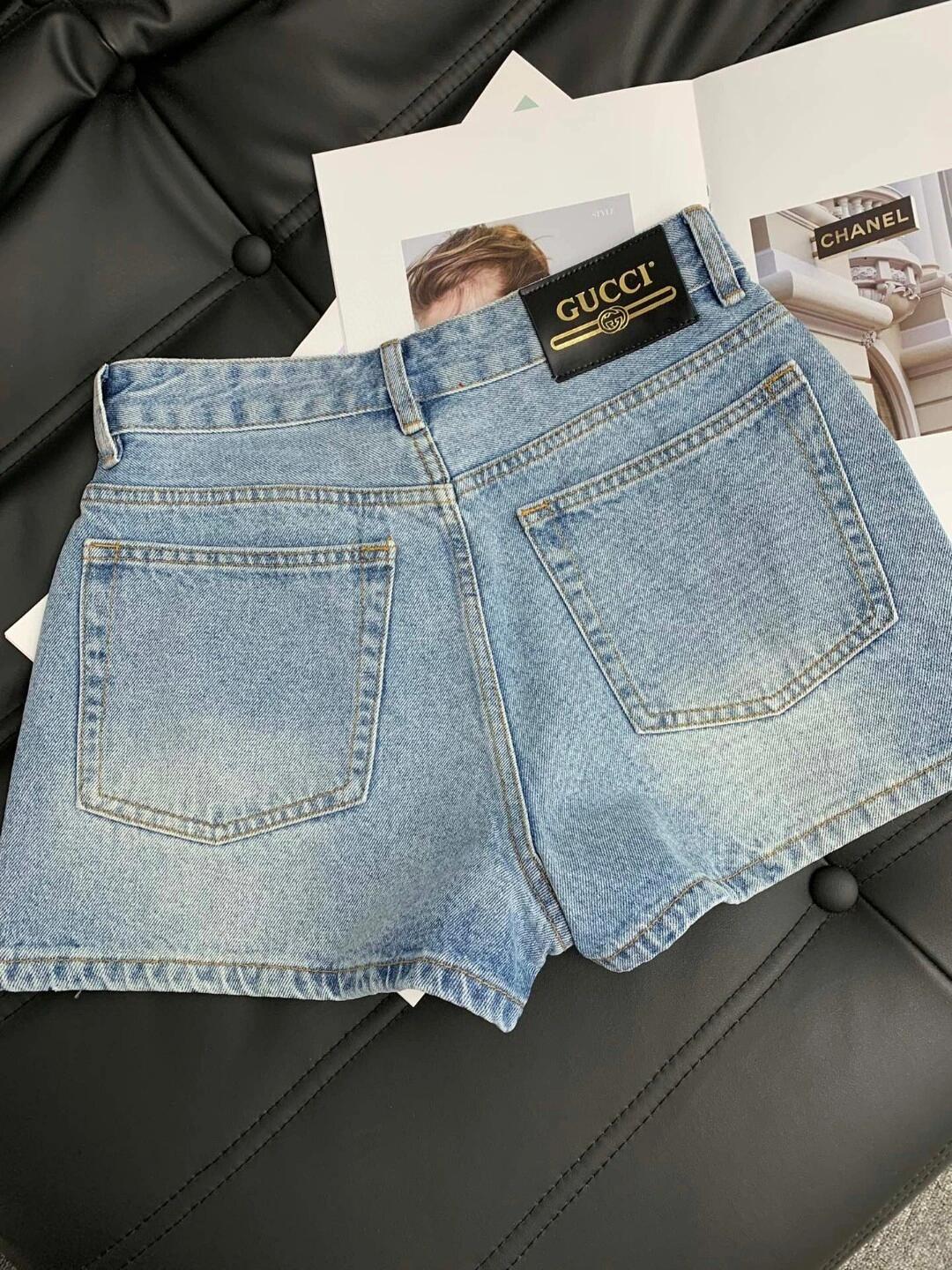 Jeansshorts mit Strassbesatz