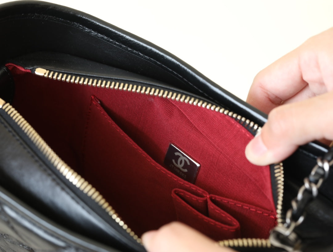 Gestepptes Kalbsleder im Used-Look, klein, Schwarz